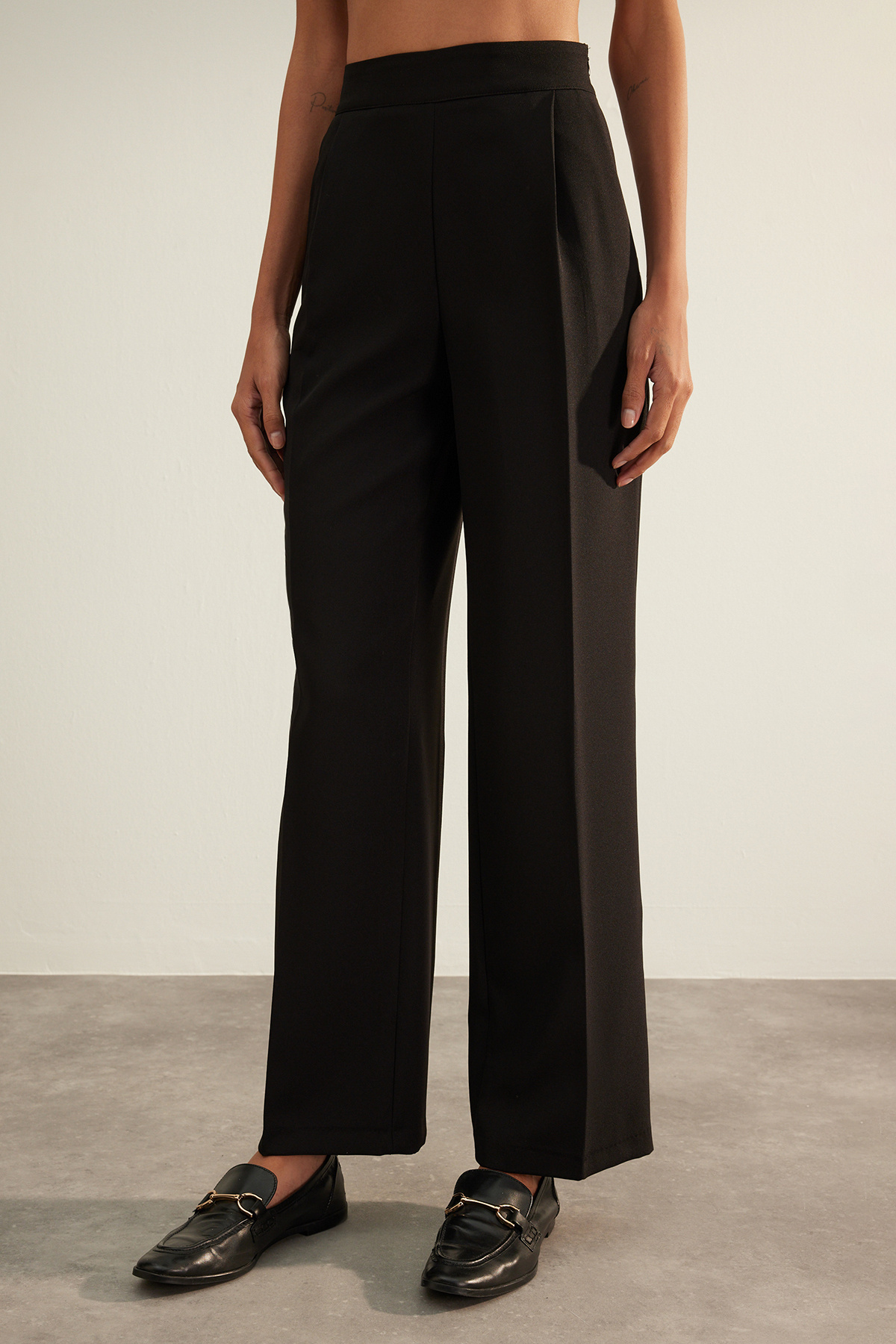 Trendyol Collection-Schwarze Premium-Hose aus gewebtem Stoff mit geradem/geradem Schnitt TWOAW24PL00090 5