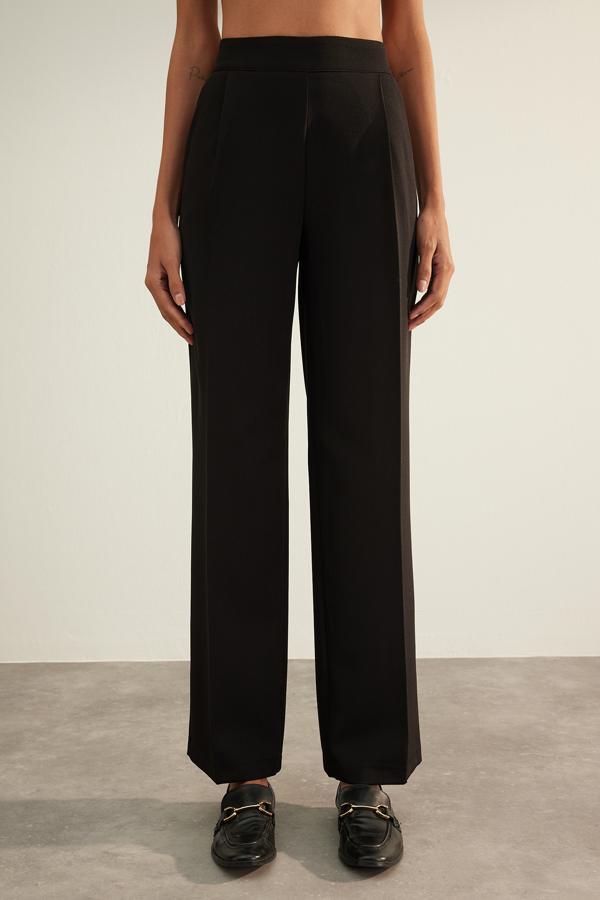 Trendyol Collection-Schwarze Premium-Hose aus gewebtem Stoff mit geradem/geradem Schnitt TWOAW24PL00090 4