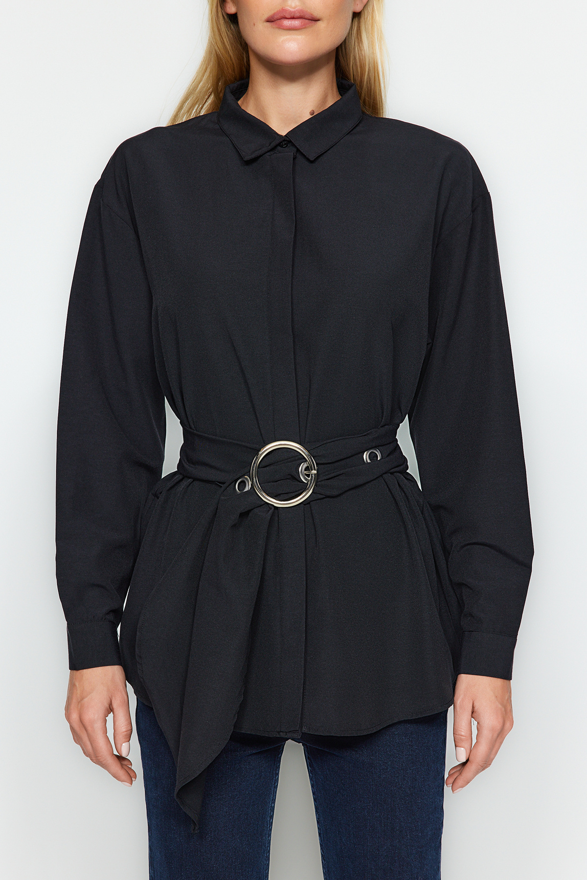 Trendyolmilla  Siyah Kemerli Toka Detaylı Pamuklu Dokuma Gömlek TWOAW20GO0099 - Görsel 5