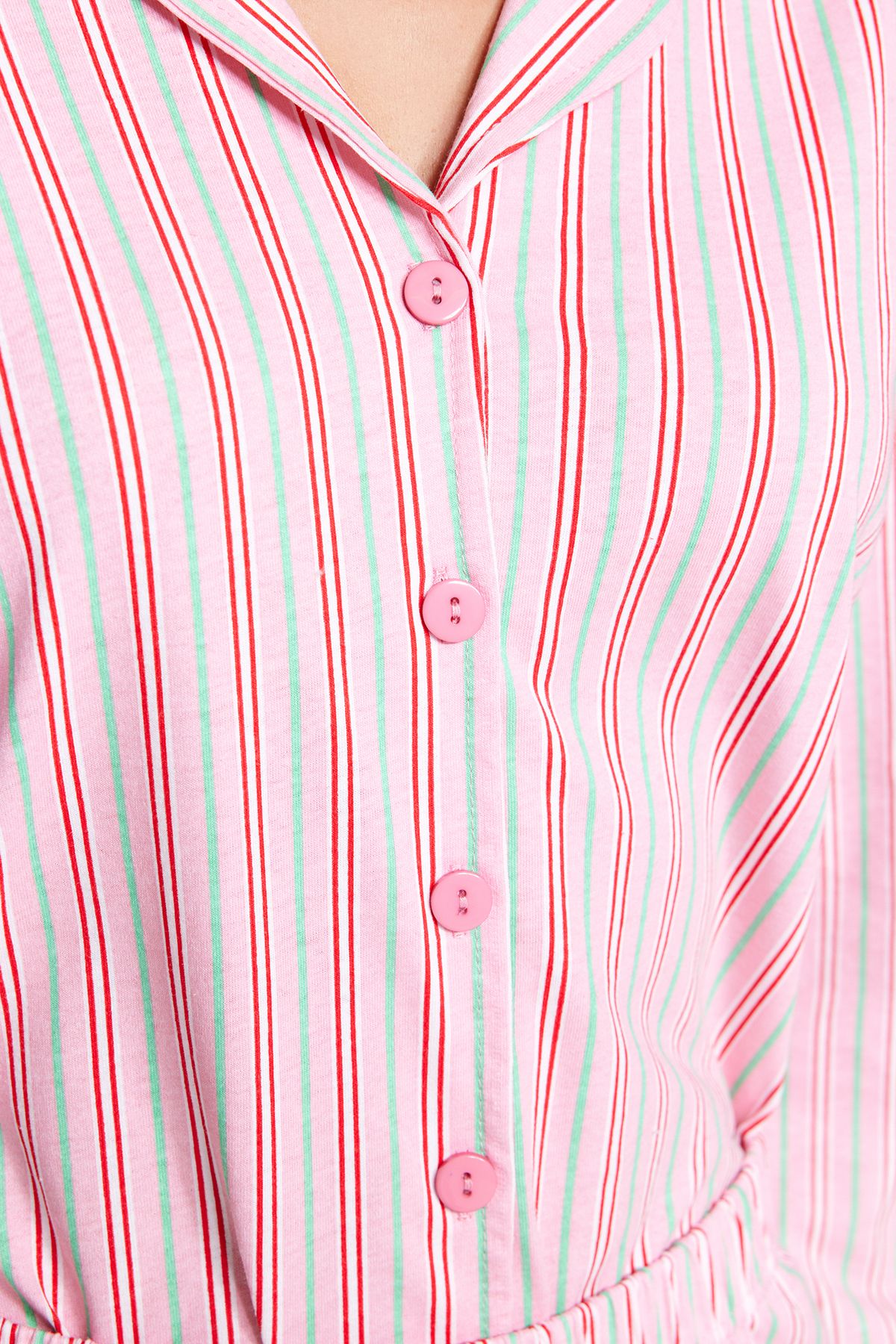 Trendyol Collection-Nachtwäsche-Set aus rosa gestreiftem Hemd und Hose, 100 % Baumwolle – THMAW24PT00144 5