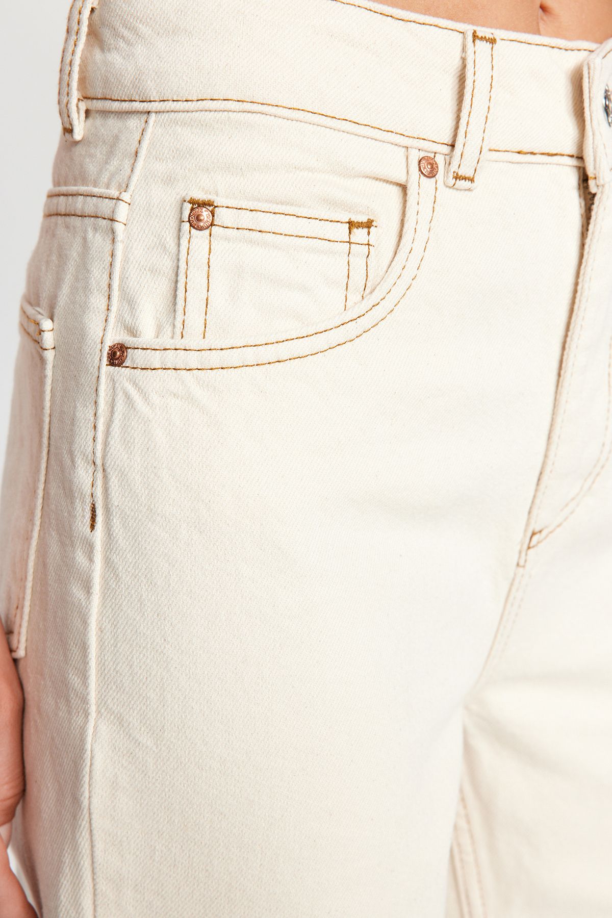 Trendyol Collection-Ecrufarbene Jeans mit hoher Taille und weitem Bein TWOAW24JE00274 5