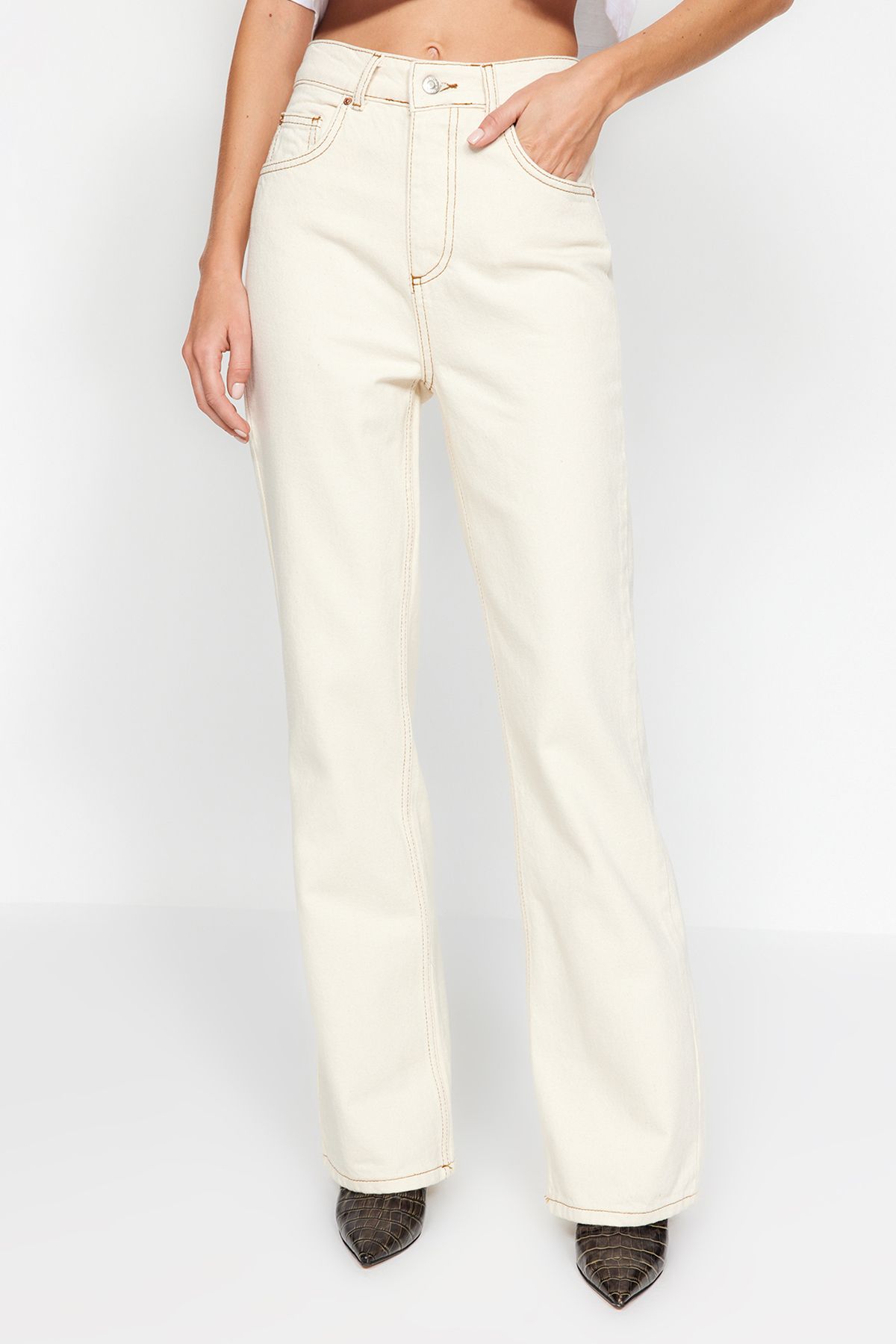 Trendyol Collection-Ecrufarbene Jeans mit hoher Taille und weitem Bein TWOAW24JE00274 4