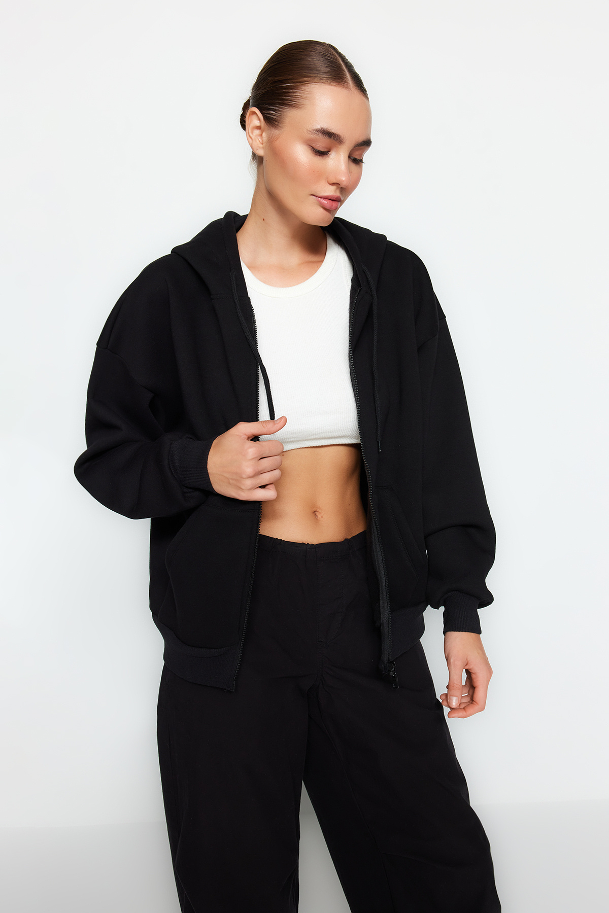 Trendyolmilla  Siyah Oversize/Rahat Kesim Basic Kapuşonlu Kalın İçi Polarlı Örme Sweatshirt TWOAW24SW00188 - Görsel 3