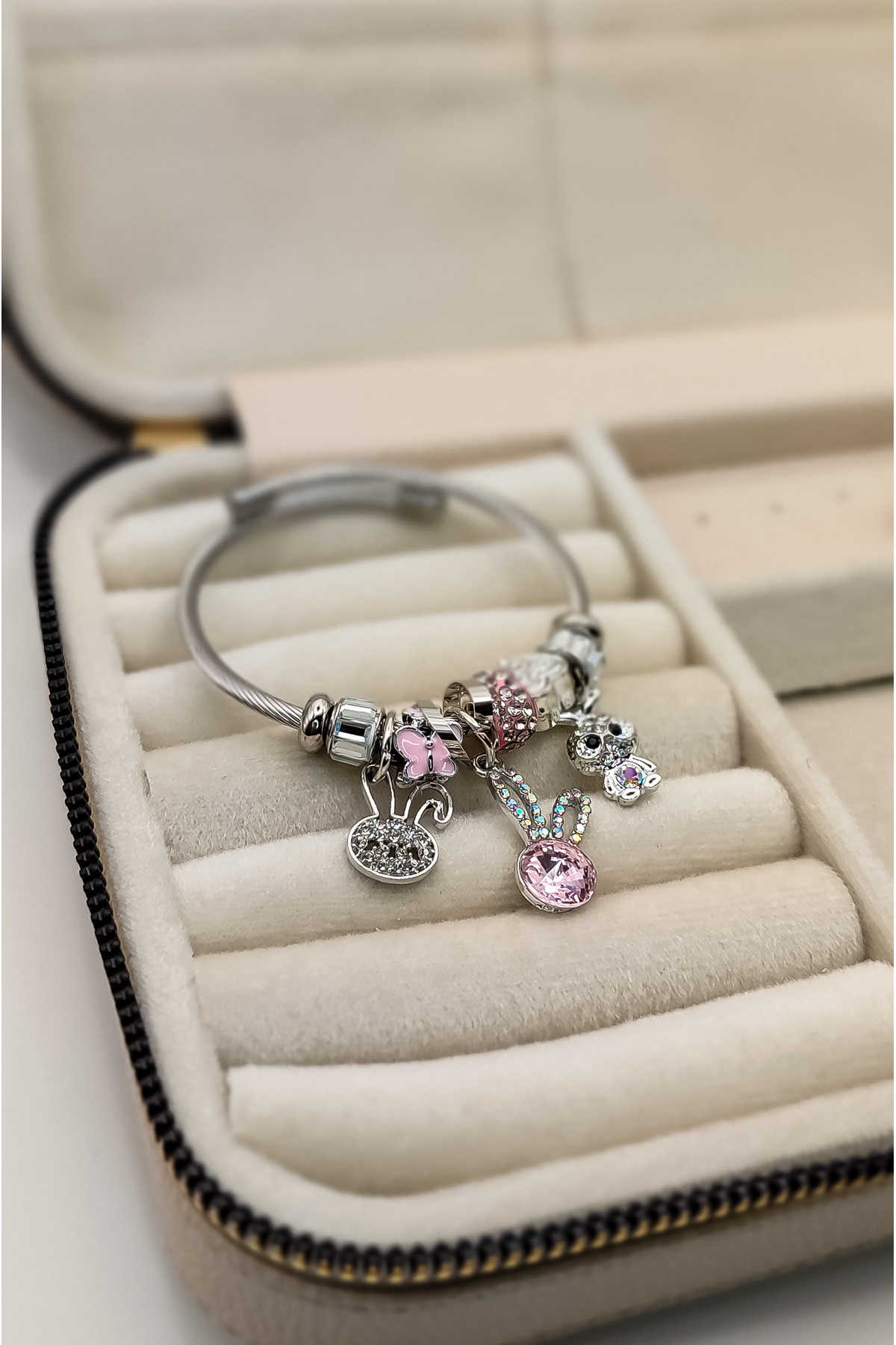 Tavşan Desenli Siyah Charm Çelik Bileklik