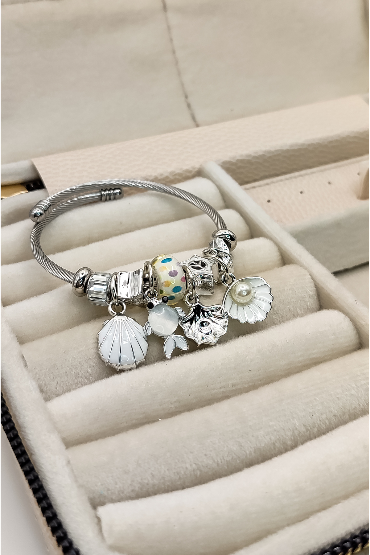 İnci Deniz Kabuğu Desenli Siyah Charm Çelik Bileklik