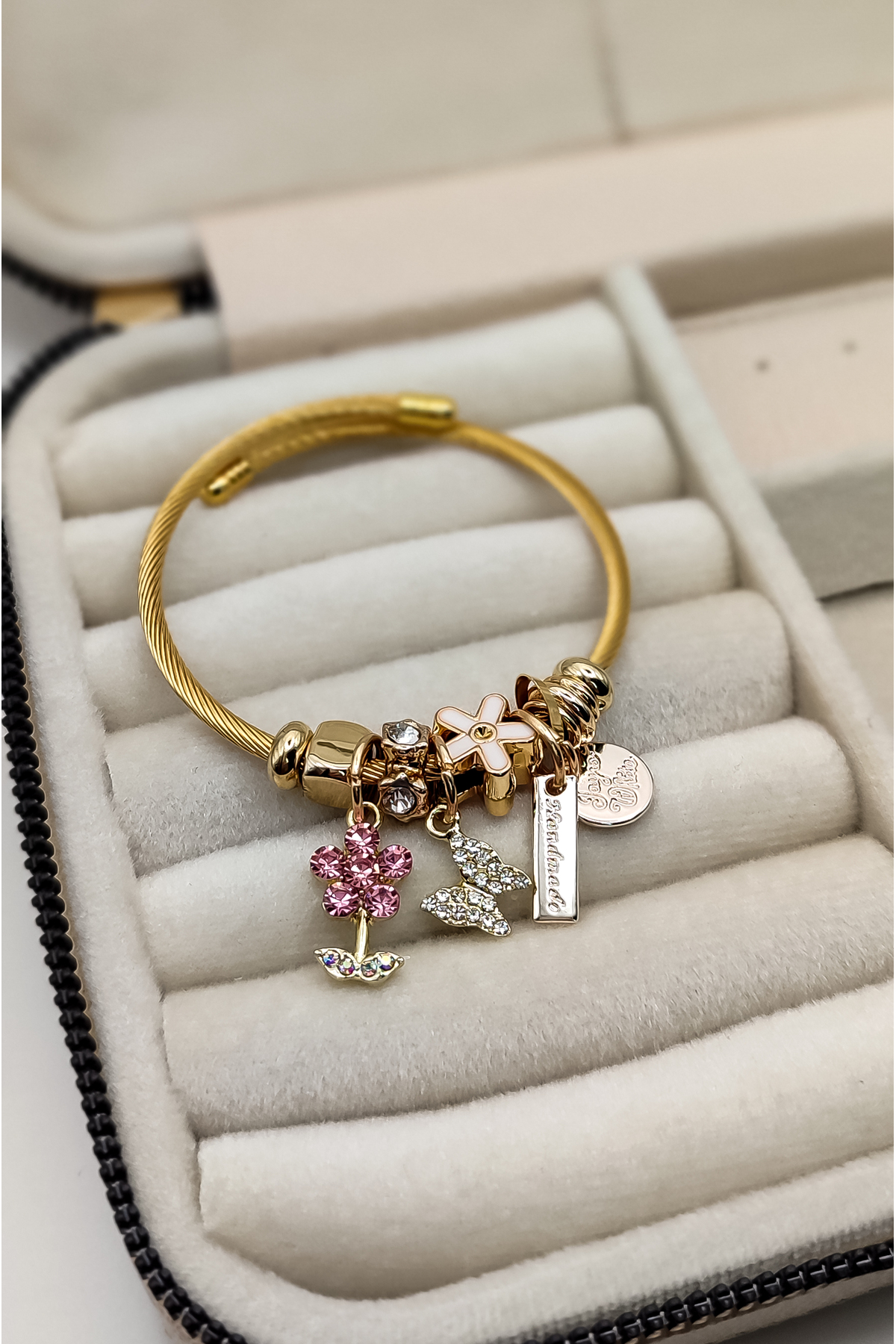 Çiçek Kelebek Desenli Charm Çelik Bileklik