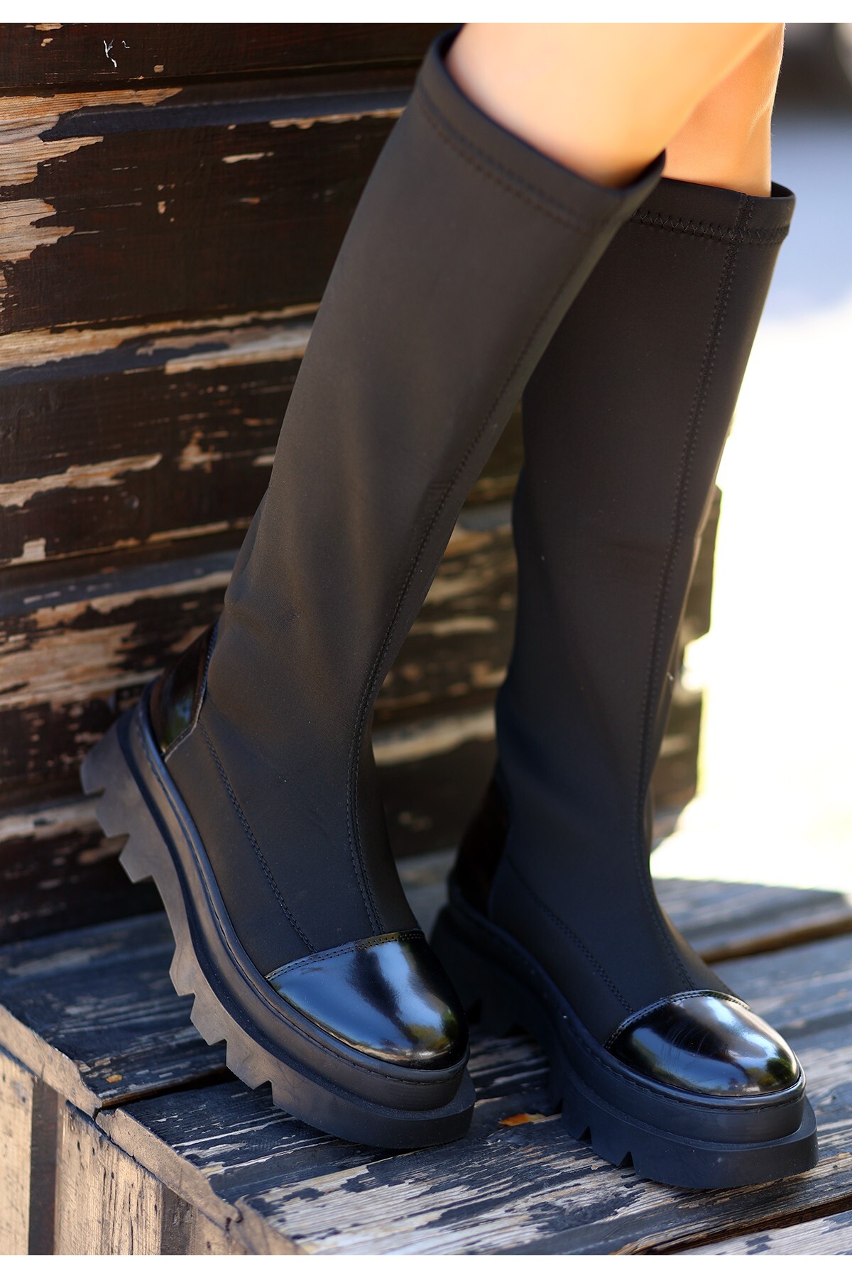 Monde Siyah Rugan Detaylı Streç Çizme