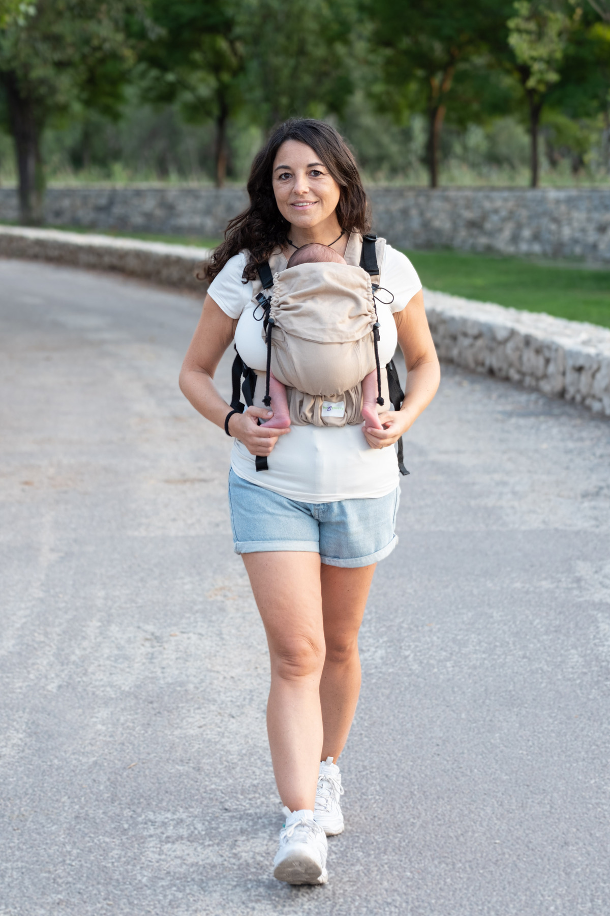 Huggyberry Softy Baby Carrier - Latte fotoğrafı 4 (önizleme)