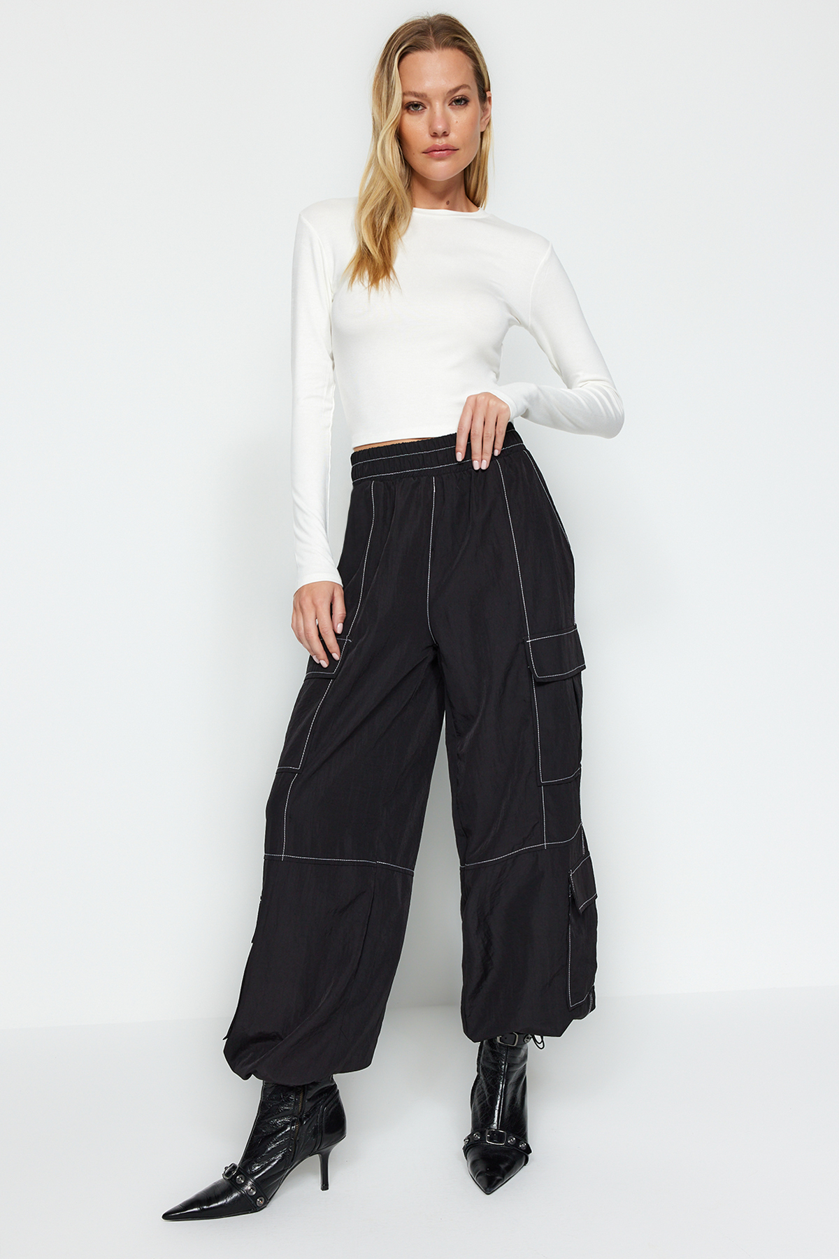 Trendyolmilla  Ekru Yumuşak Kumaşlı Viskon Bisiklet Yaka Crop Esnek Örme Bluz TWOAW24BZ00116 - Görsel 5