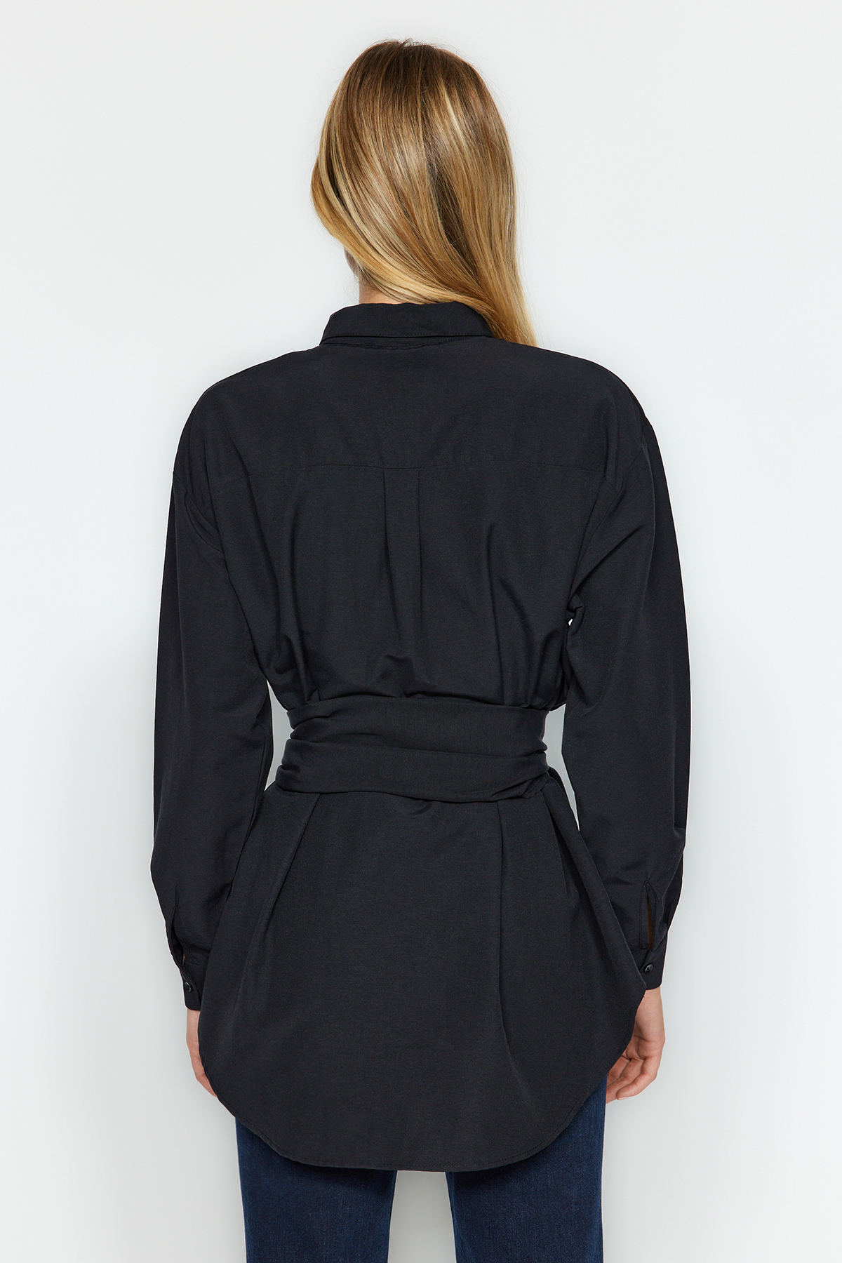 Trendyolmilla  Siyah Kemerli Toka Detaylı Pamuklu Dokuma Gömlek TWOAW20GO0099 - Görsel 7