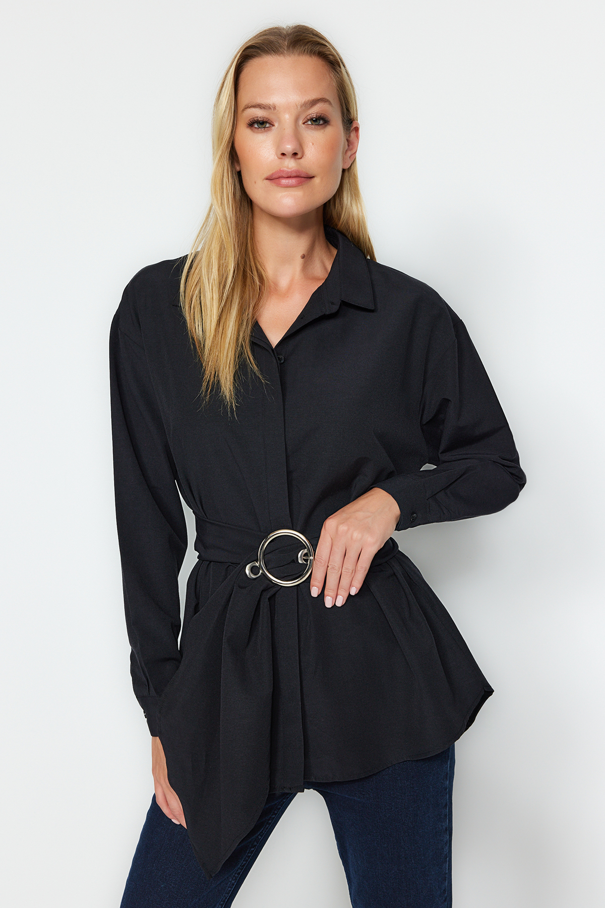 Trendyolmilla  Siyah Kemerli Toka Detaylı Pamuklu Dokuma Gömlek TWOAW20GO0099 - Görsel 4