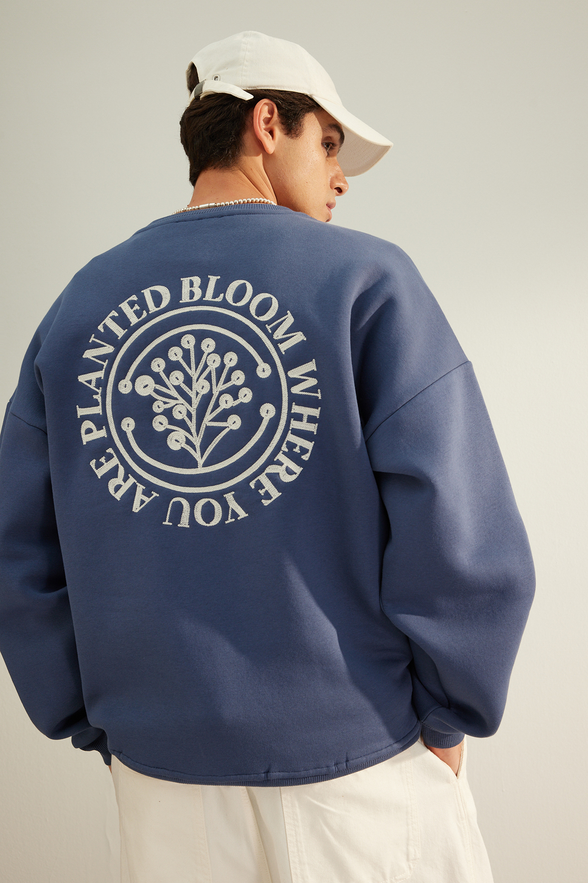 Trendyolmilla  Indigo Oversize/Geniş Kesim Çiçek Nakışlı İçi Polar/Sıcak Tutan Sweatshirt TMNAW24SW00012 - Görsel 6