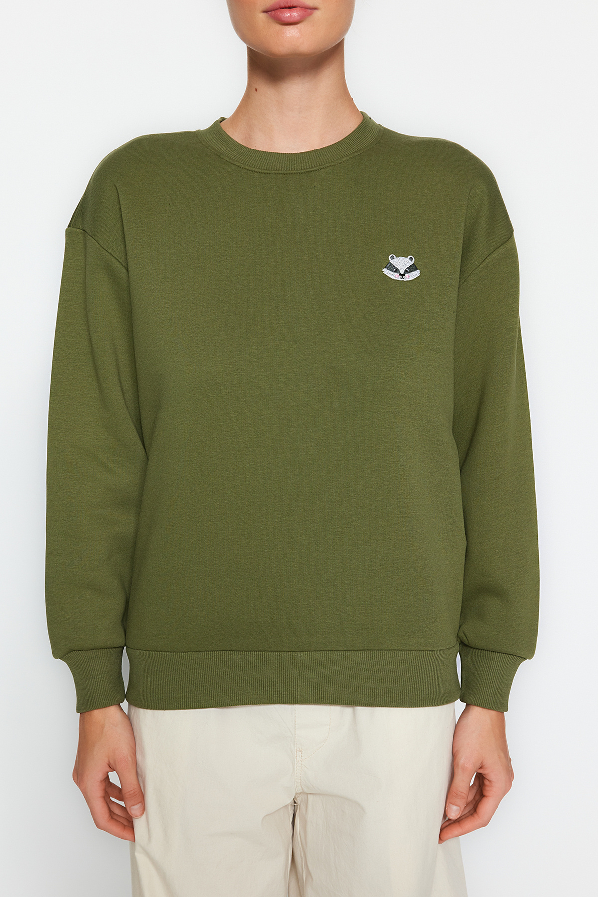 Trendyol Collection-Khaki barva vyšívaná Regular Fit fleecová pletená mikina - TWOAW24SW00196 5