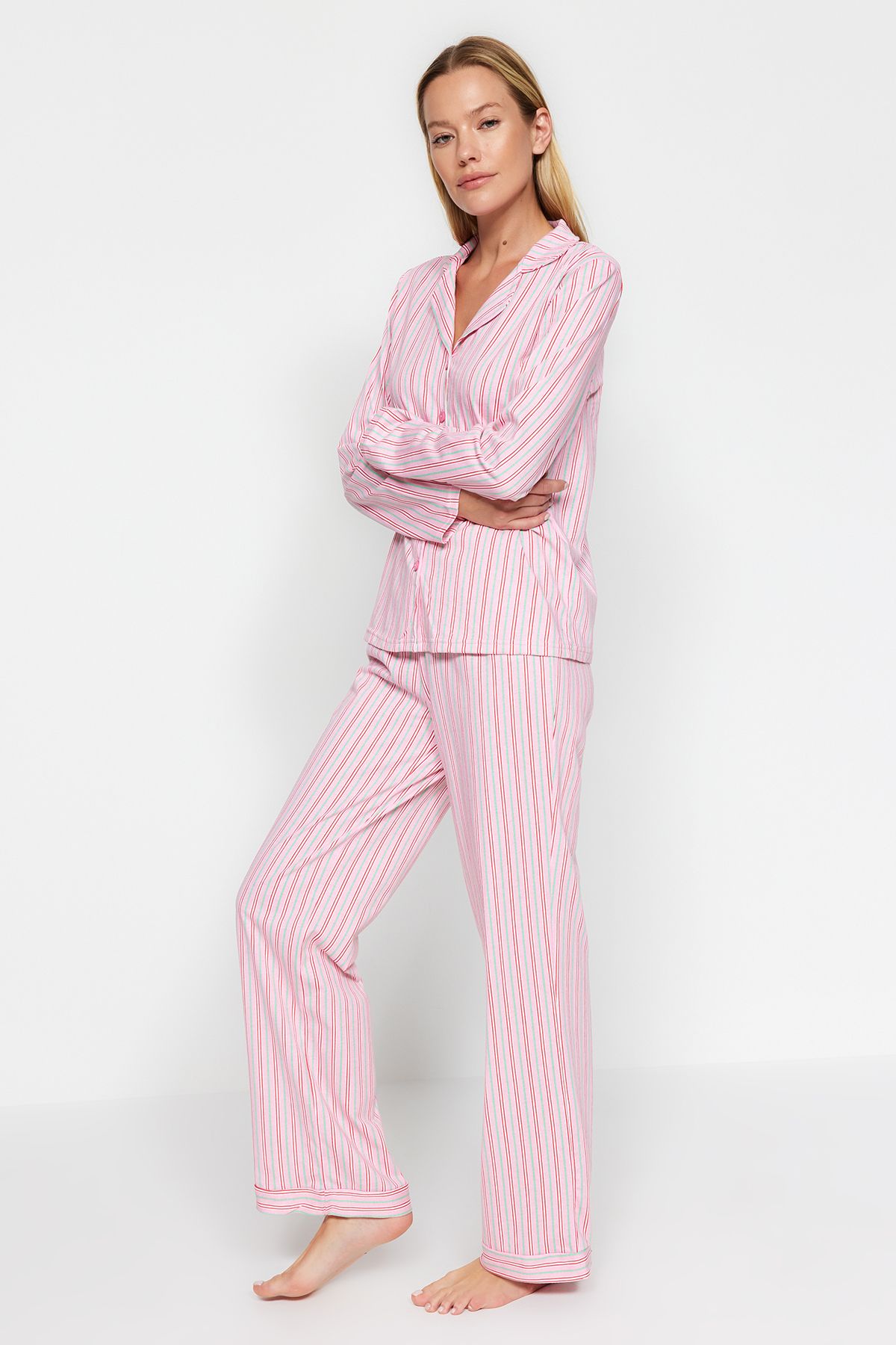 Trendyol Collection-Nachtwäsche-Set aus rosa gestreiftem Hemd und Hose, 100 % Baumwolle – THMAW24PT00144 3