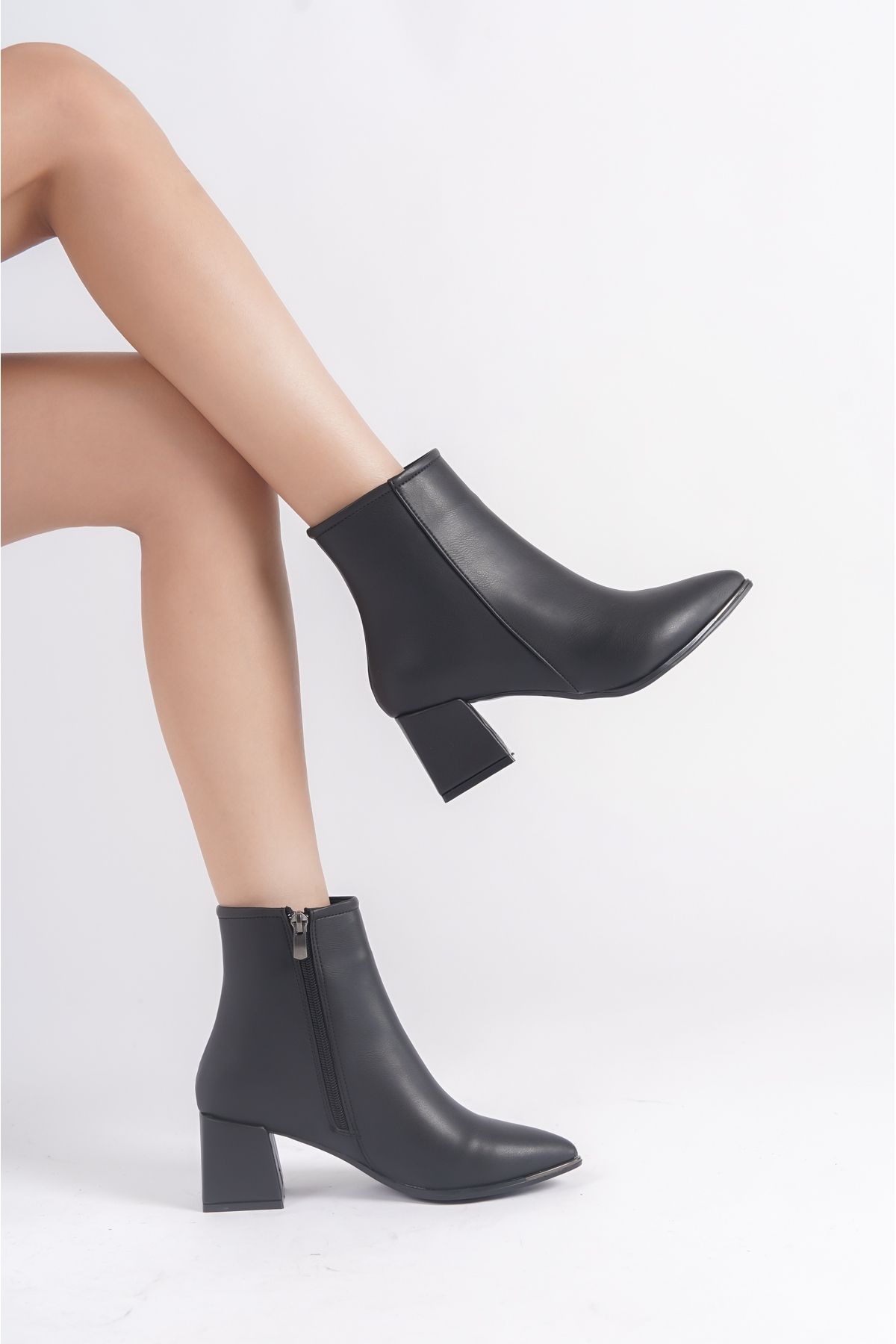 Black flat 2025 pointed toe boots
