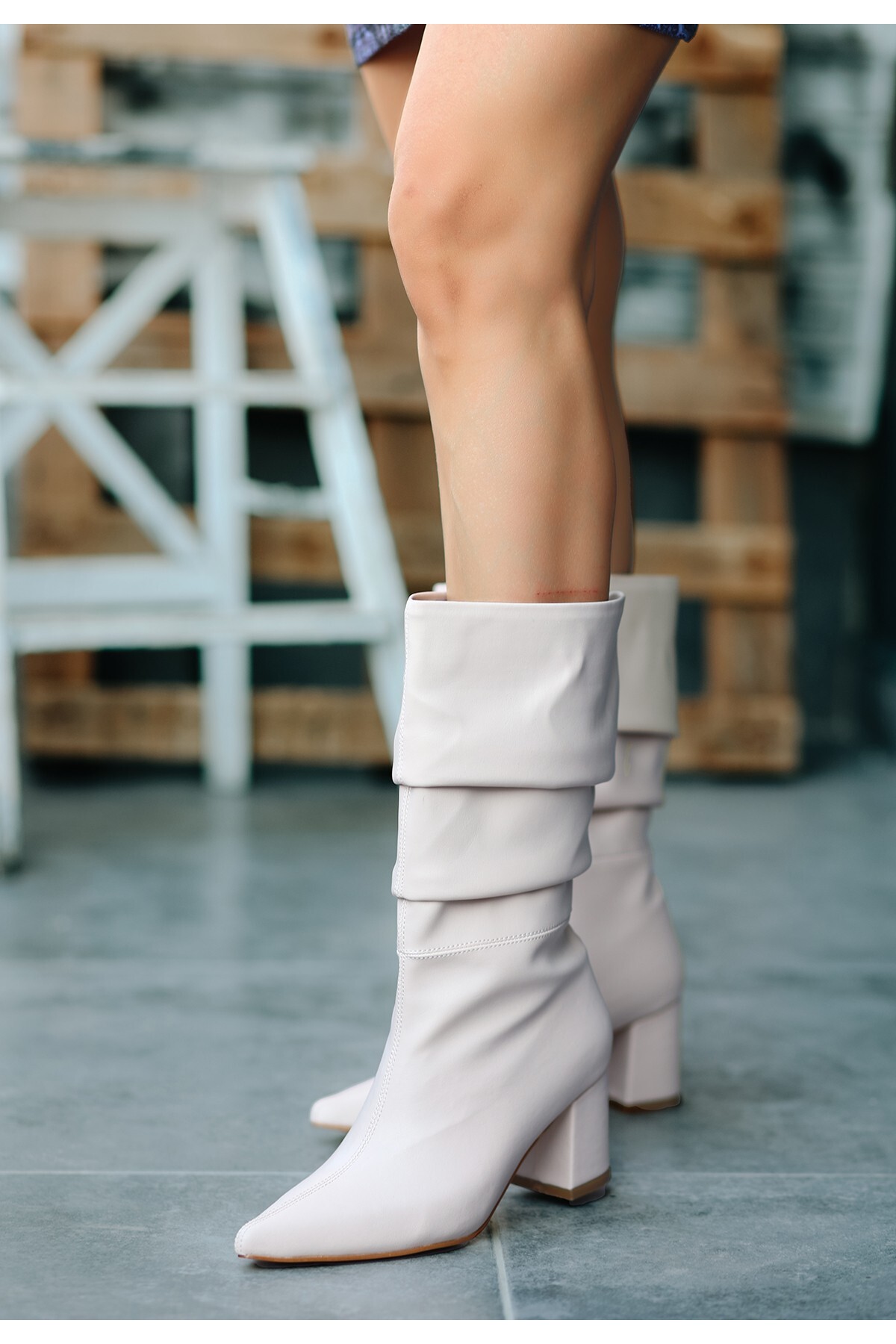 Bej Cilt Topuklu Çizme