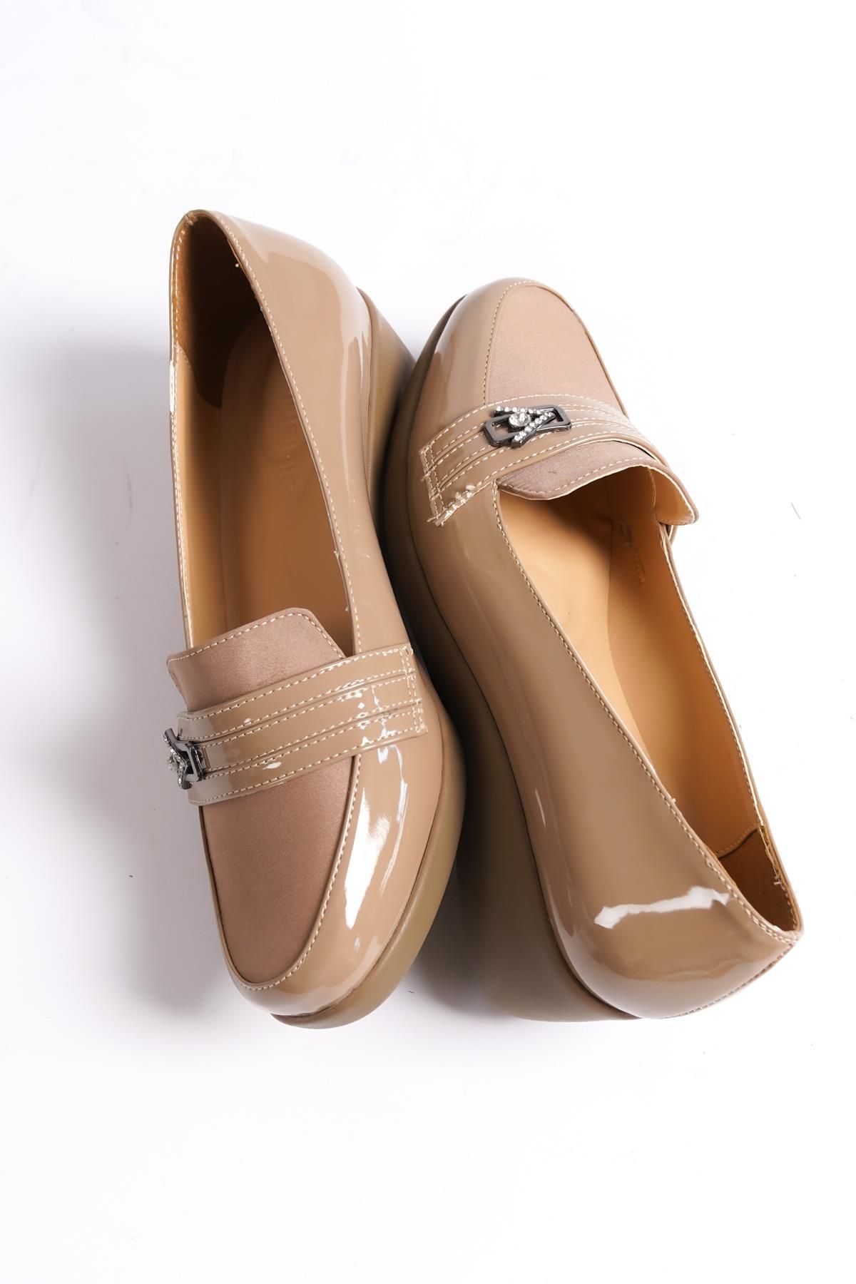 Capone Outfitters Damskie Buty Na Koturnie Capone Stone Accessory Kobieta - 40