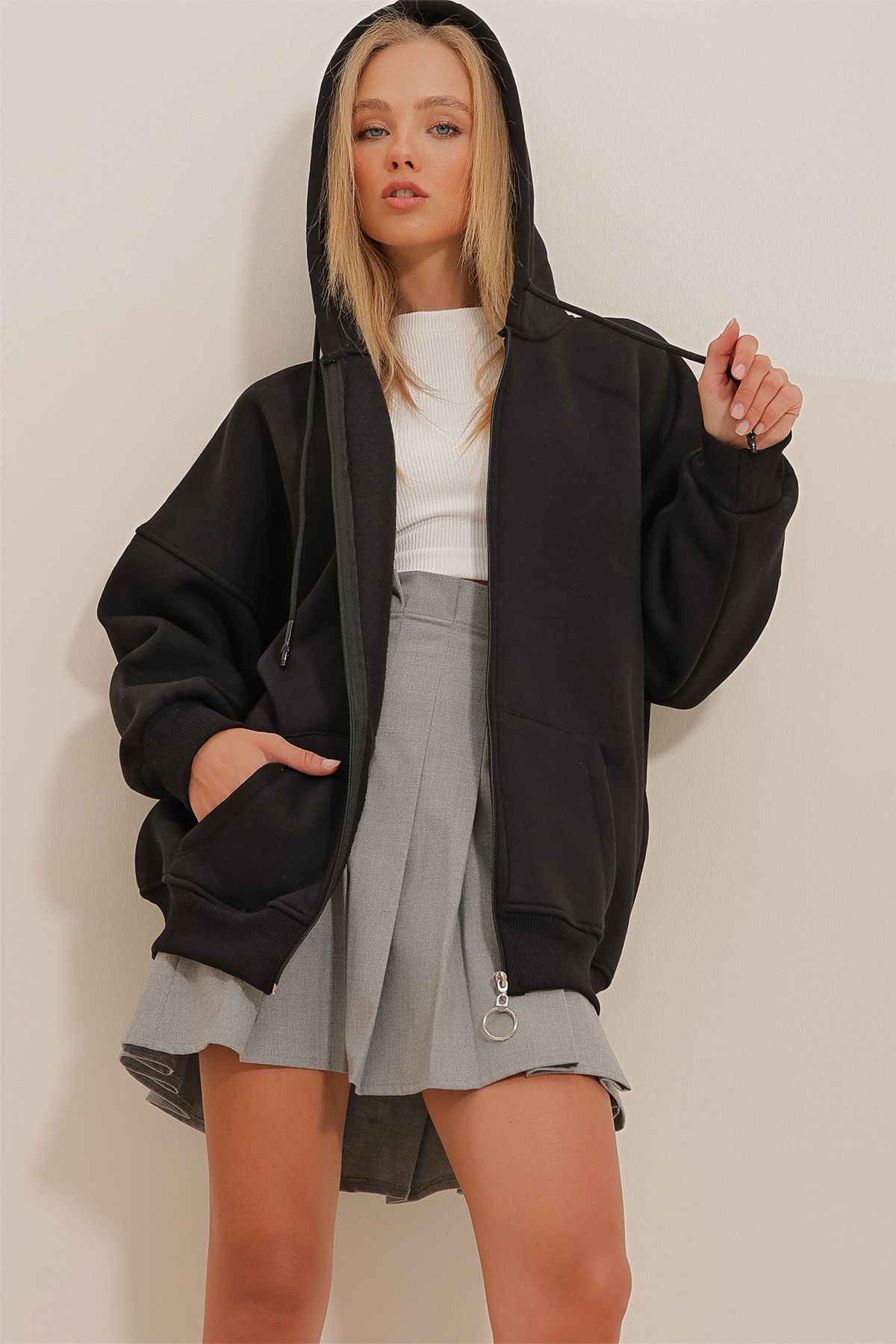 Trend Alaçatı Stili-Schwarzes geripptes Sweatshirt mit Kapuze, Kängurutasche und Reißverschluss für Damen ALC-X10800 4
