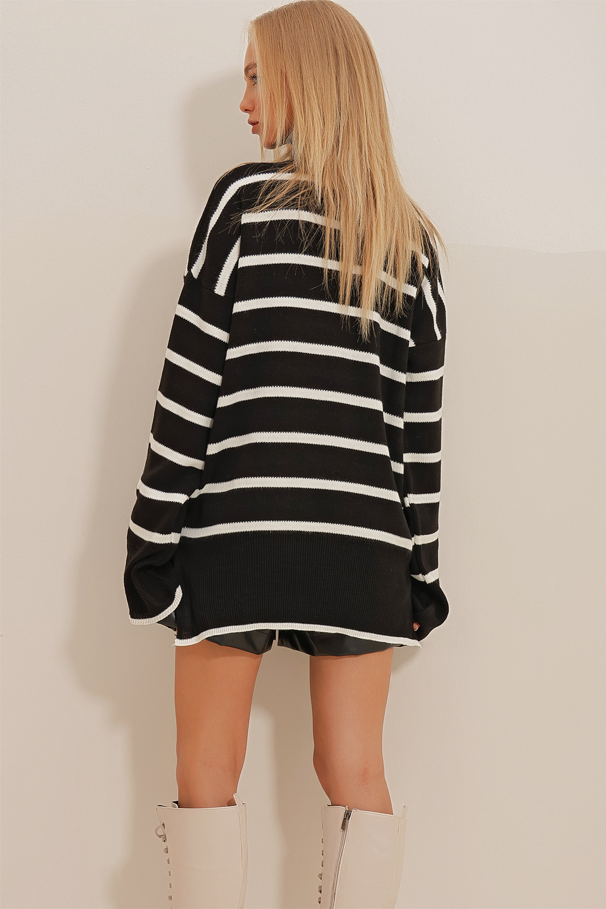 Trend Alaçatı Stili  Siyah Çizgili Boğazlı Yanı Yırtmaçlı Oversize Kazak ALC-X10954 - Görsel 6