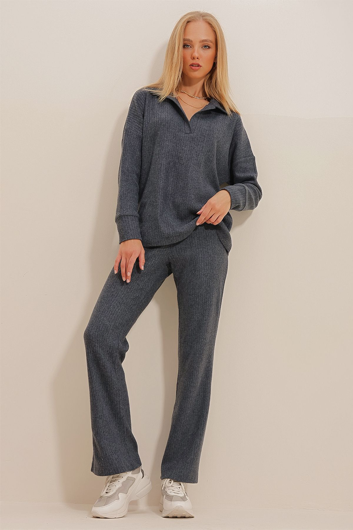 Trend Alaçatı Stili-Anthrazitfarbenes Damen-Set aus Strickoberteil mit Polokragen und Palazzohose ALC-796-001 3
