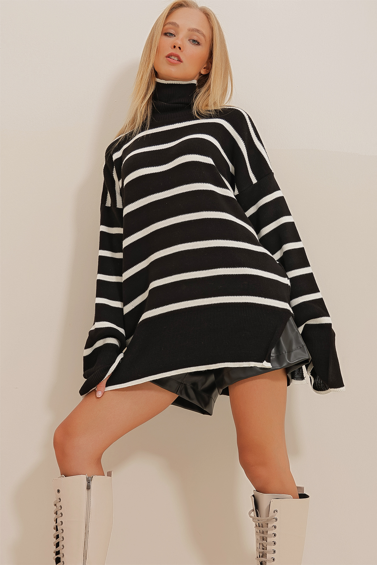 Trend Alaçatı Stili  Siyah Çizgili Boğazlı Yanı Yırtmaçlı Oversize Kazak ALC-X10954 - Görsel 2