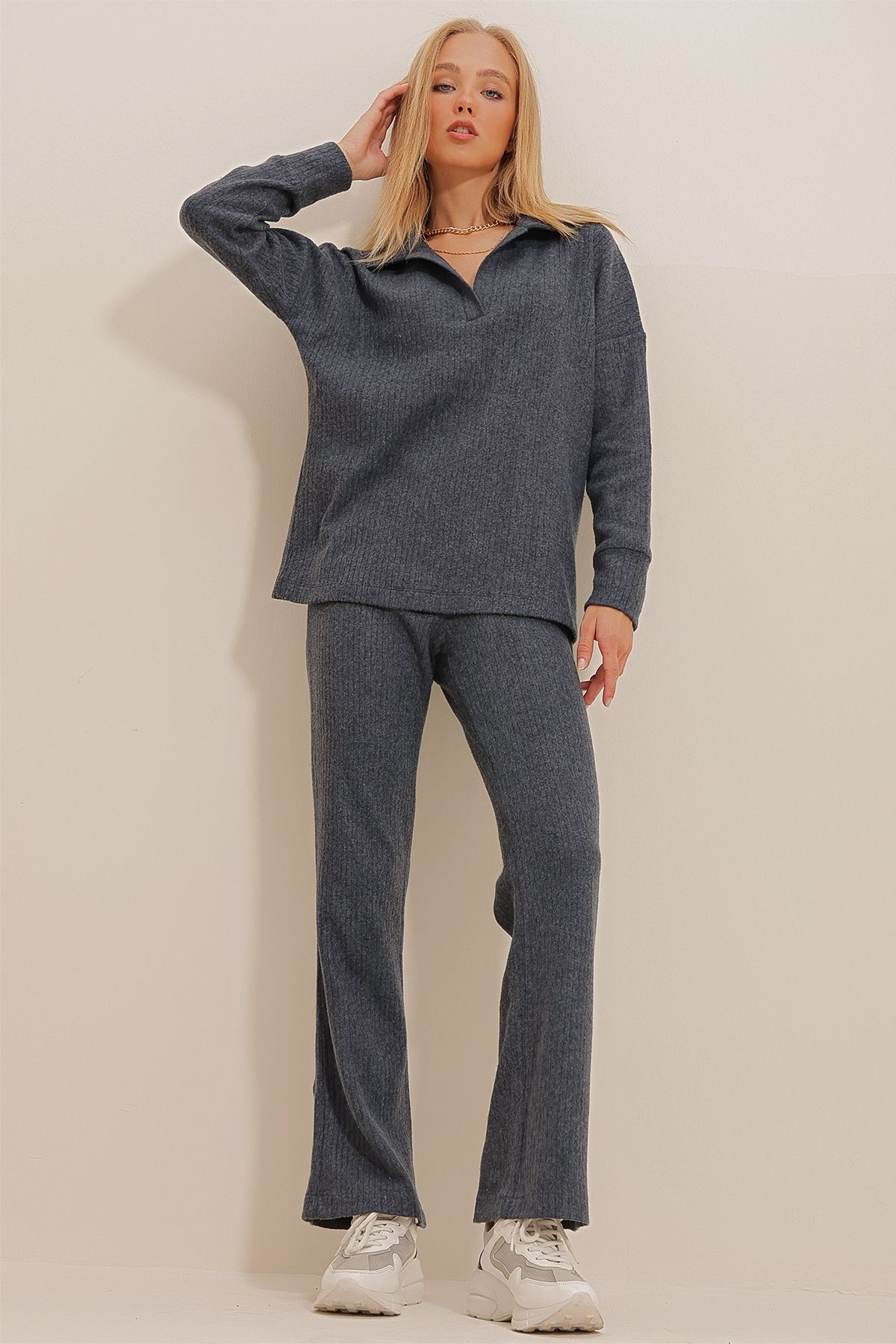 Trend Alaçatı Stili-Anthrazitfarbenes Damen-Set aus Strickoberteil mit Polokragen und Palazzohose ALC-796-001 2