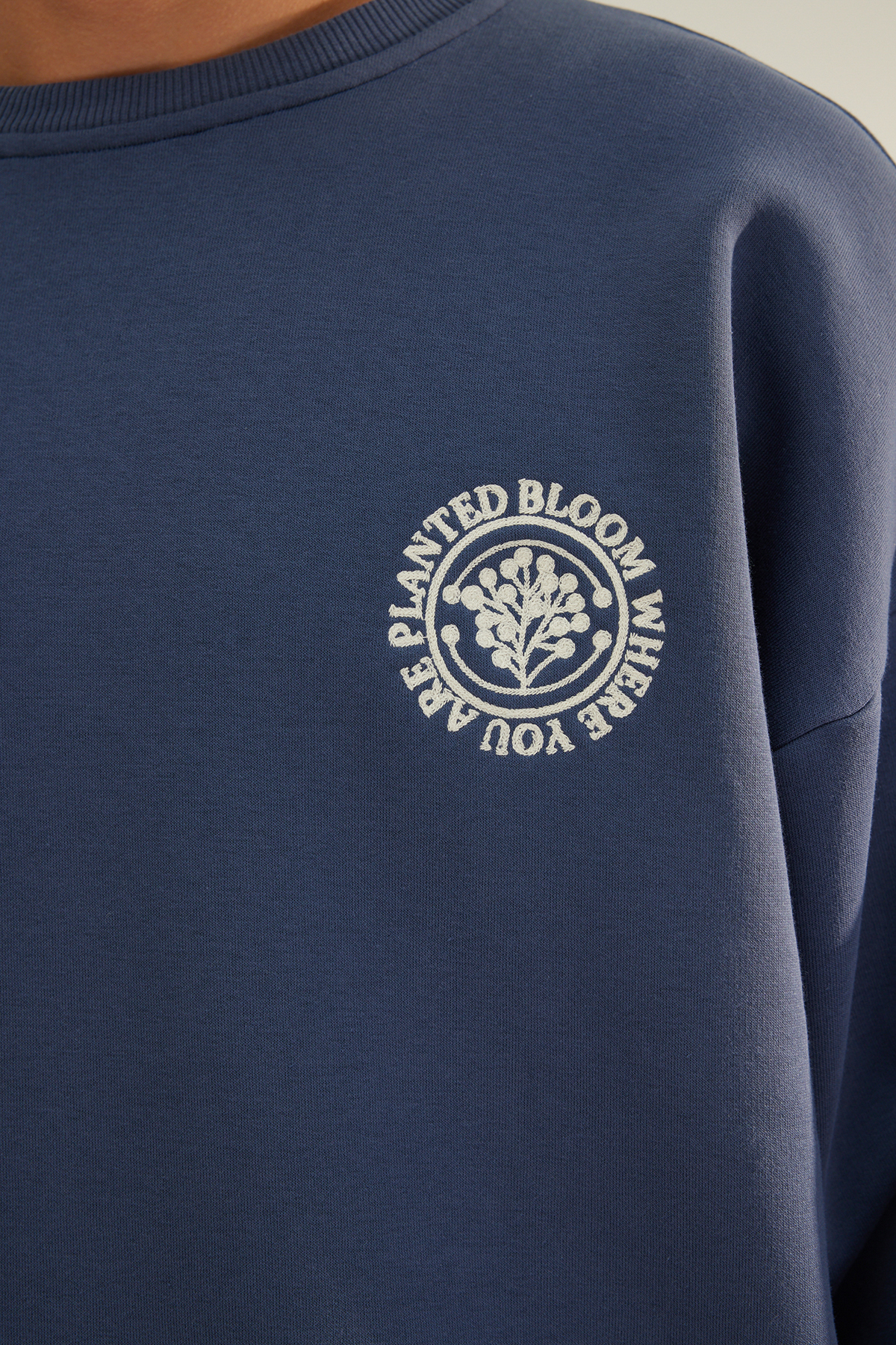 Trendyolmilla  Indigo Oversize/Geniş Kesim Çiçek Nakışlı İçi Polar/Sıcak Tutan Sweatshirt TMNAW24SW00012 - Görsel 9