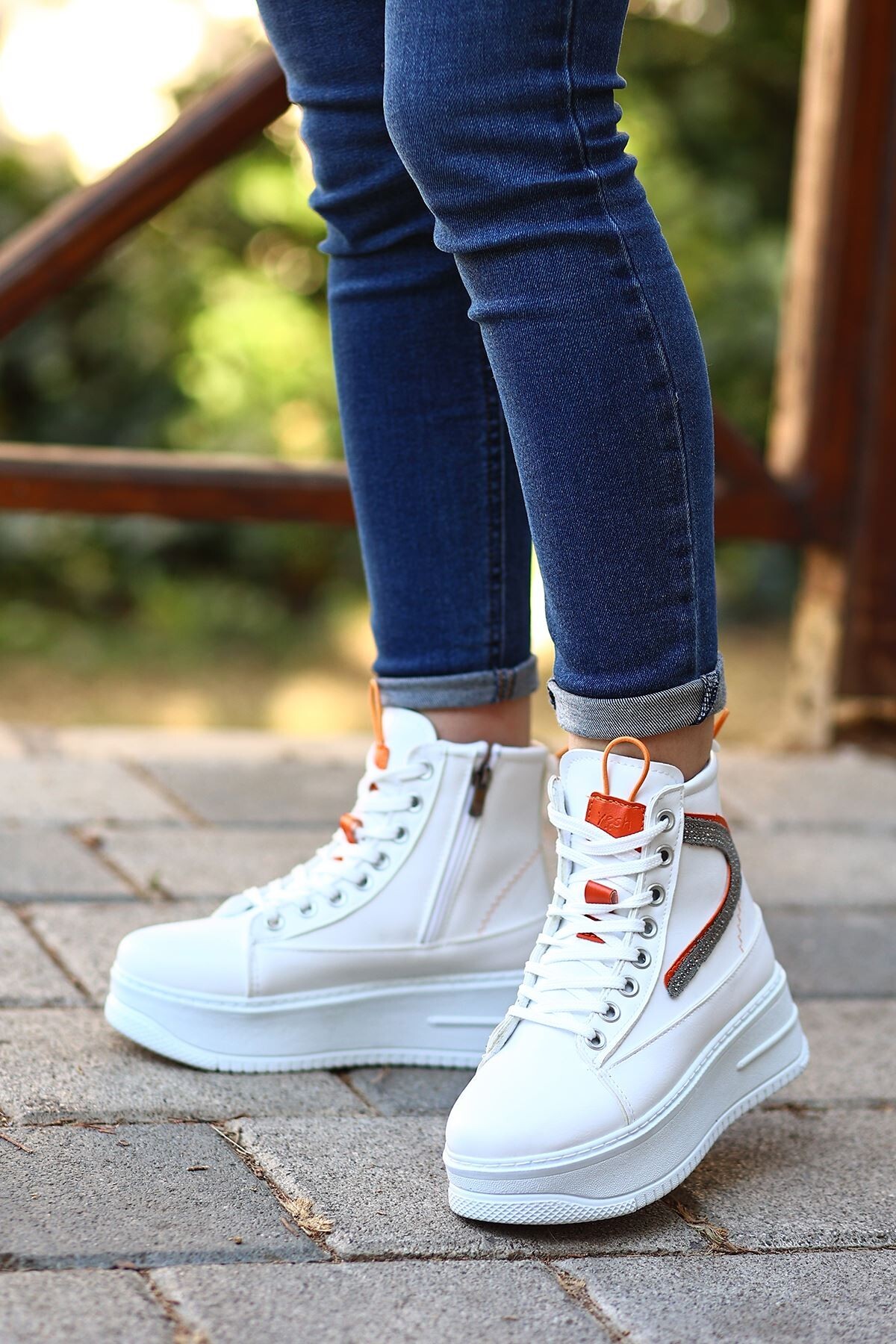 Pone Beyaz Cilt Turuncu Detaylı Bağcıklı Bot