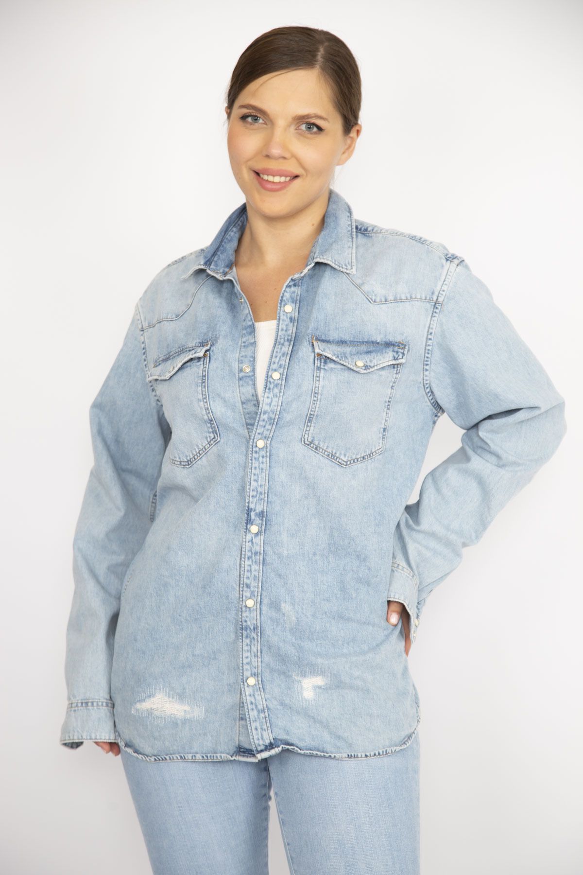 Şans-Blaues Damen-Jeanshemd mit Druckknöpfen in großen Größen 65N36975 5