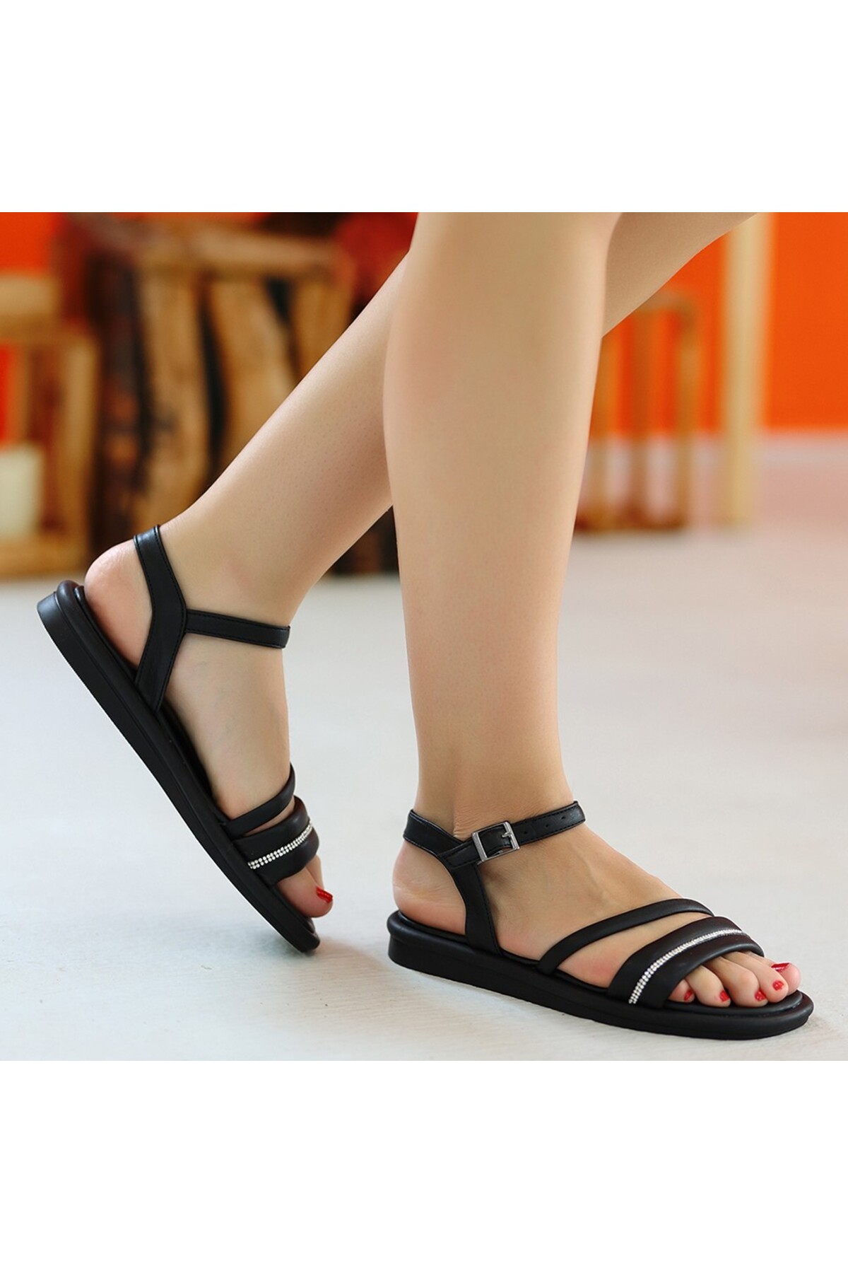 Okya Siyah Cilt Boncuk İşlemeli Terlik