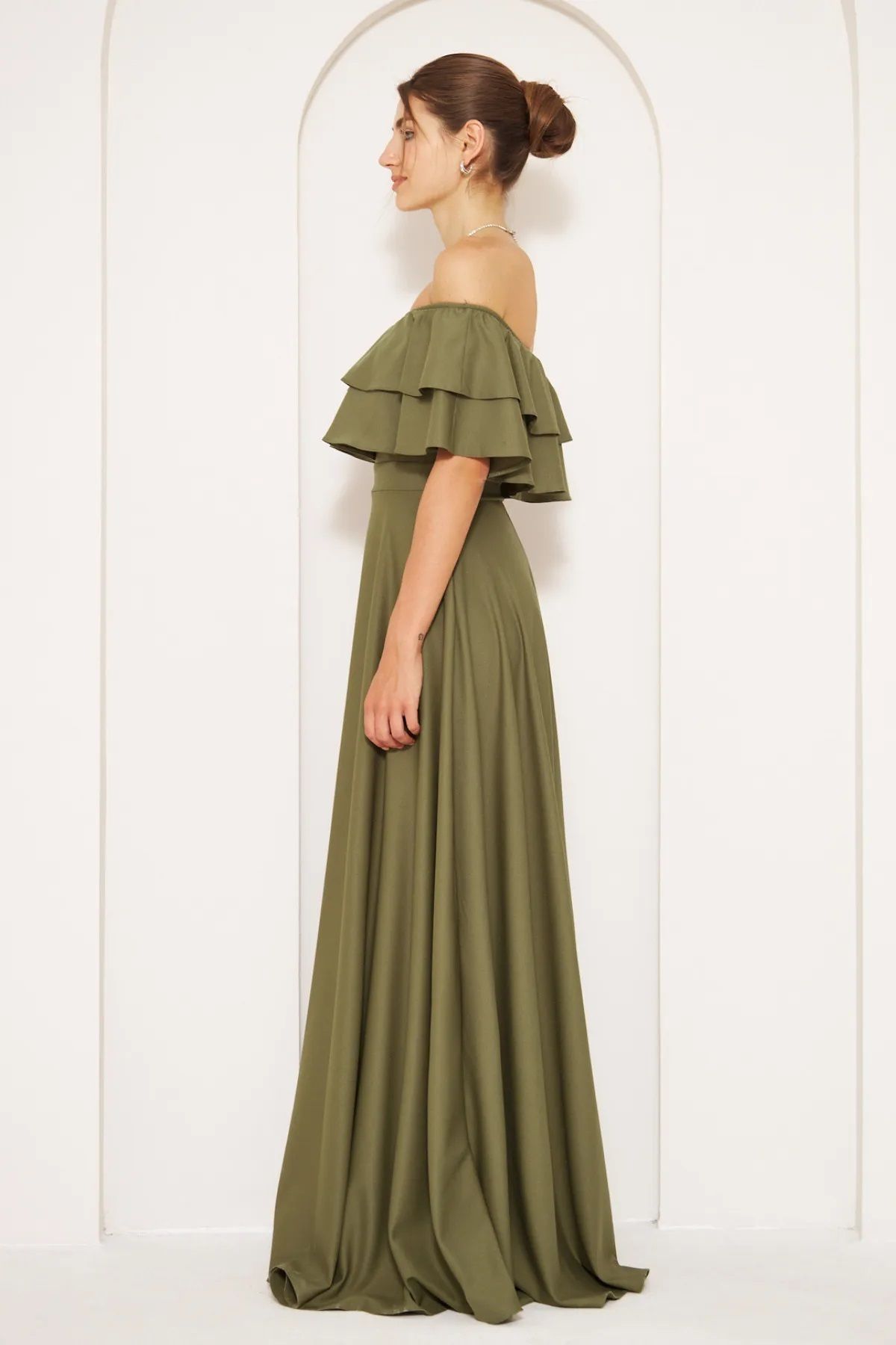 vuvutasarım-Flexibles, trägerloses, khakifarbenes Abendkleid mit Carmenkragen und ausgestelltem Schnitt in Maxilänge aus Atlasstoff 164 7