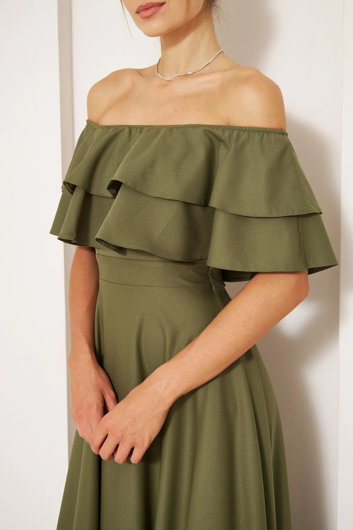 vuvutasarım-Flexibles, trägerloses, khakifarbenes Abendkleid mit Carmenkragen und ausgestelltem Schnitt in Maxilänge aus Atlasstoff 164 2
