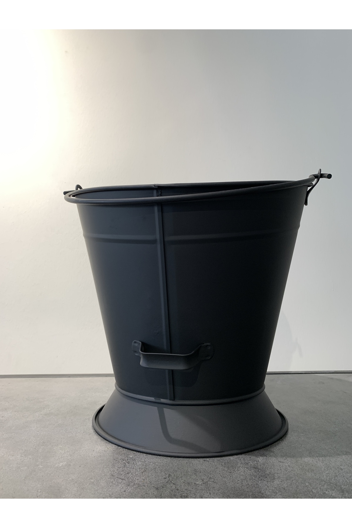 Yuvarlak Siyah Odun Metal Kovası 2