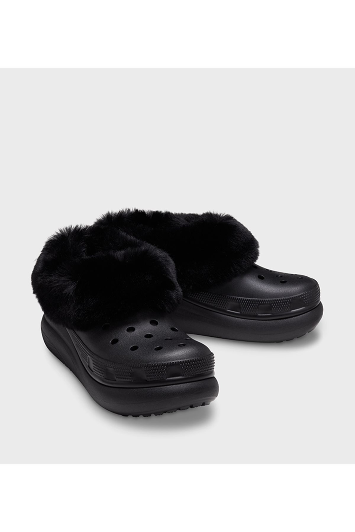 بوت مدل Furever Crush از برند کراکس رنگ مشکی با طراحی ساده برای استفاده روزمره Crocs