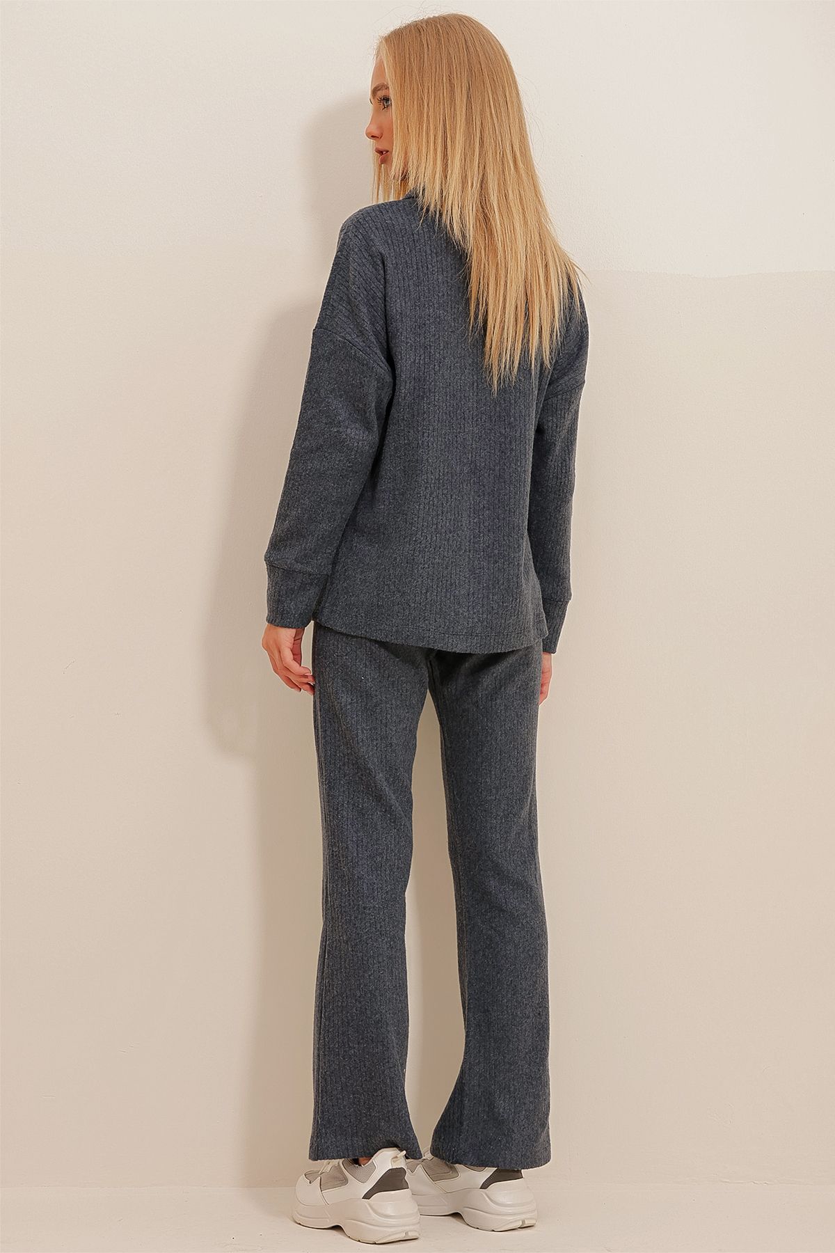 Trend Alaçatı Stili-Anthrazitfarbenes Damen-Set aus Strickoberteil mit Polokragen und Palazzohose ALC-796-001 4