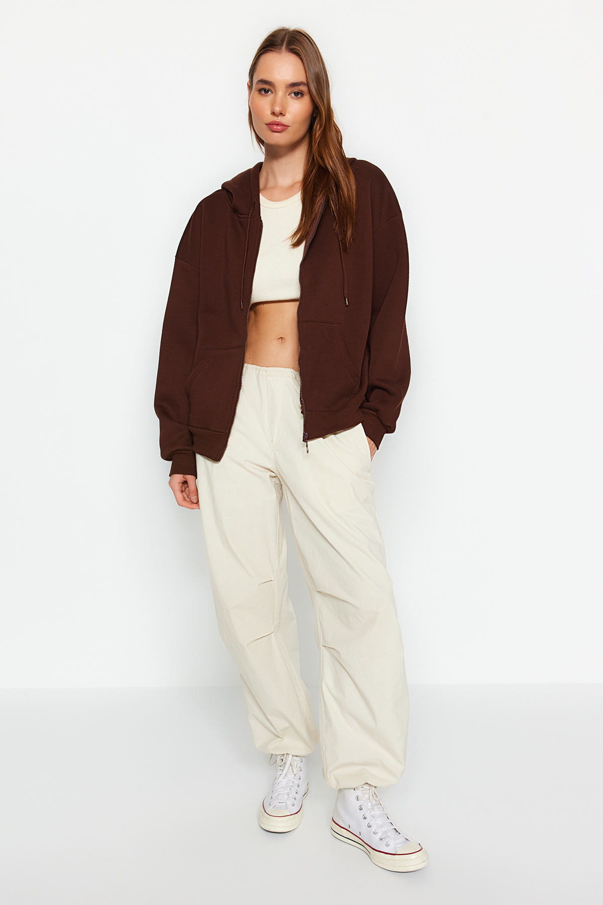 Trendyol Collection Brązowa bluza oversize/wygodny krój basic z kapturem, grubym polarem wewnątrz, dzianinowa bluza TWOAW24SW00188