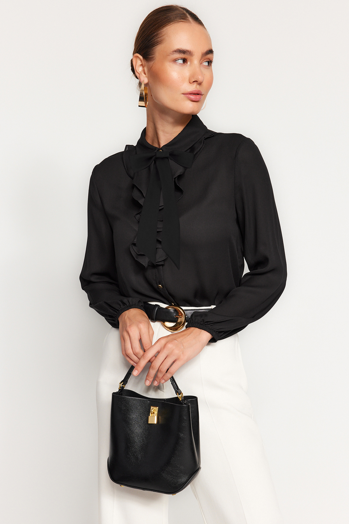 Trendyolmilla  Siyah Çıkarılabilir Fiyonklu Oversize Dokuma Gömlek TWOAW24GO00164 - Görsel 2