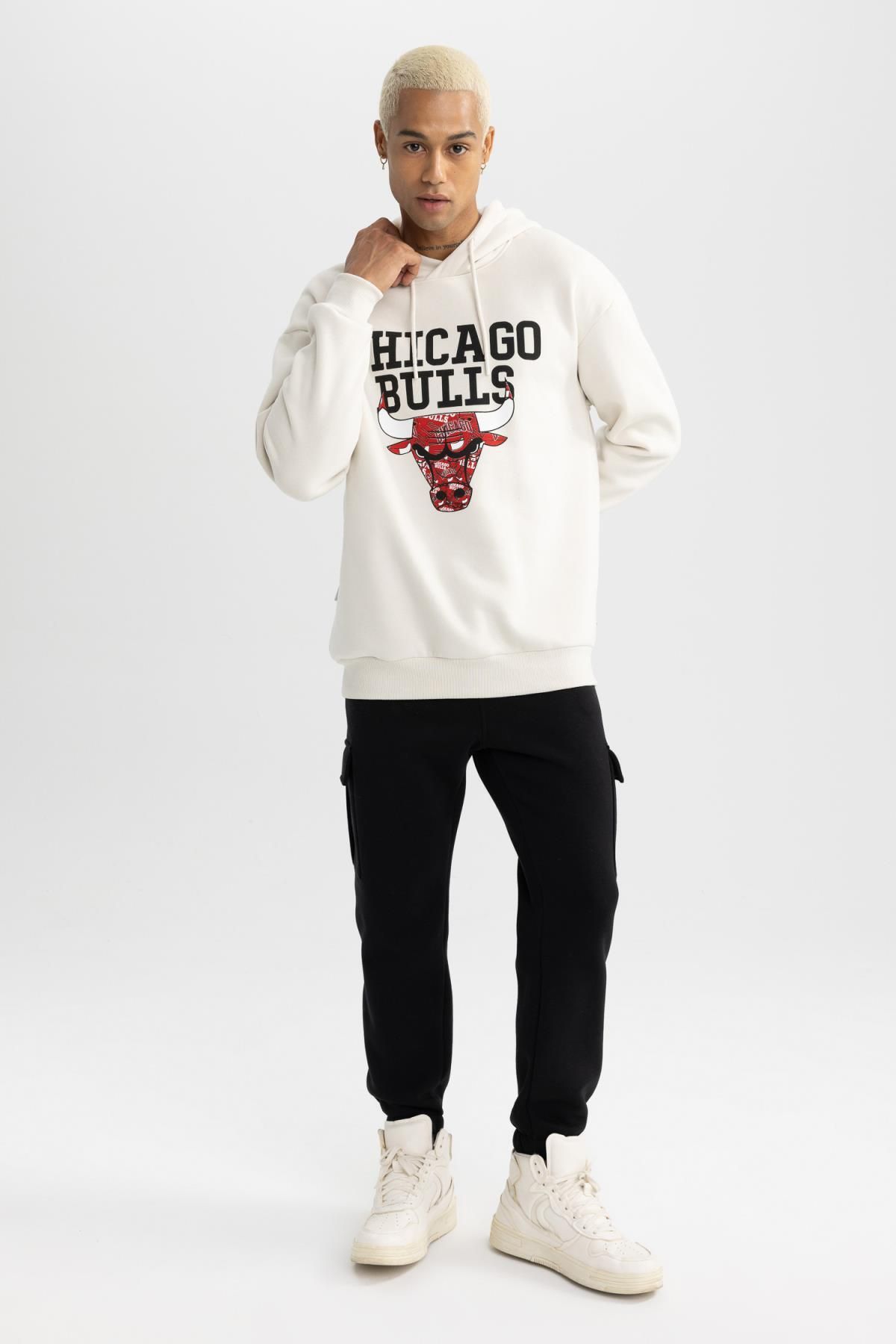 Ecru MAN DeFactoFit NBA Chicago Bulls Boxy Fit Crew Neck Cotton T-Shirt  2758680