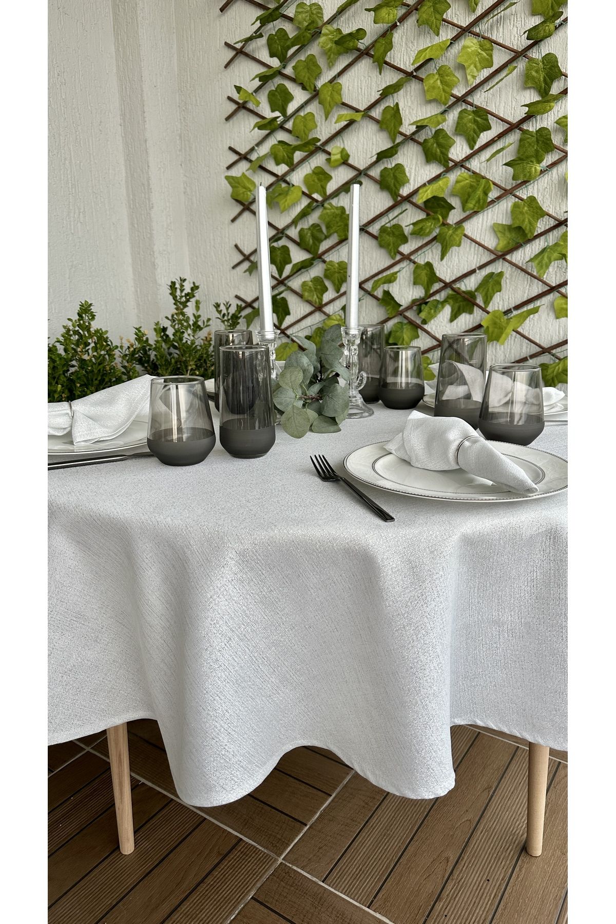 Decamor home Silver Lurex White Linen Textured Round Carefree