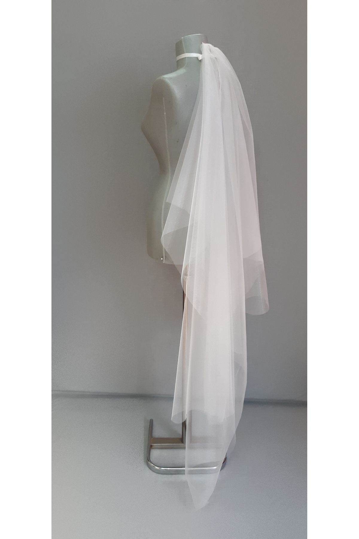 Suzanna Moda Asimetrik Kesim Uzun 1mt 50cm Boyunda Parlak Kırık Beyaz Taraklı Hayal Tül Duvak