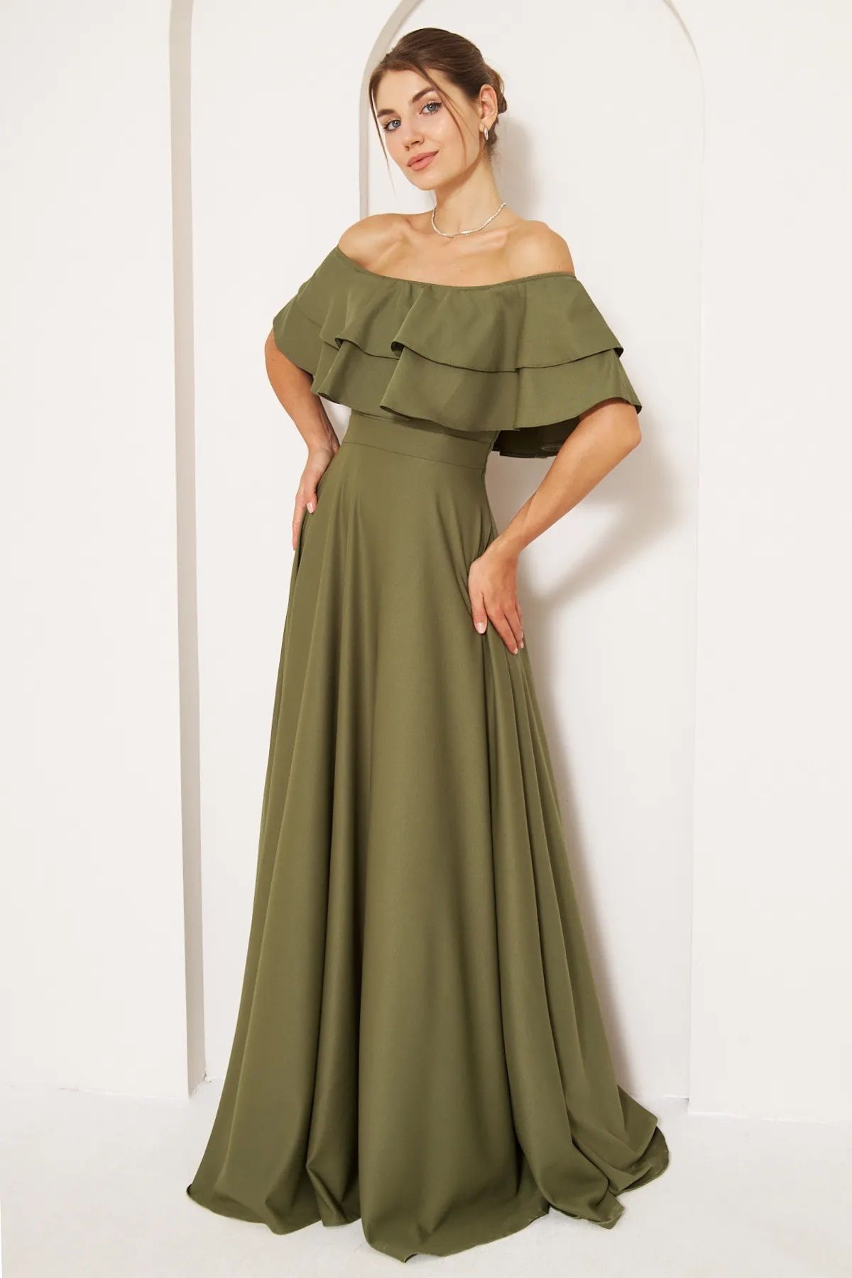 vuvutasarım-Flexibles, trägerloses, khakifarbenes Abendkleid mit Carmenkragen und ausgestelltem Schnitt in Maxilänge aus Atlasstoff 164 4