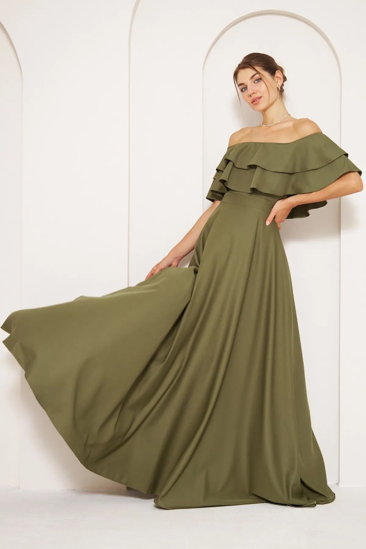 vuvutasarım-Flexibles, trägerloses, khakifarbenes Abendkleid mit Carmenkragen und ausgestelltem Schnitt in Maxilänge aus Atlasstoff 164 5