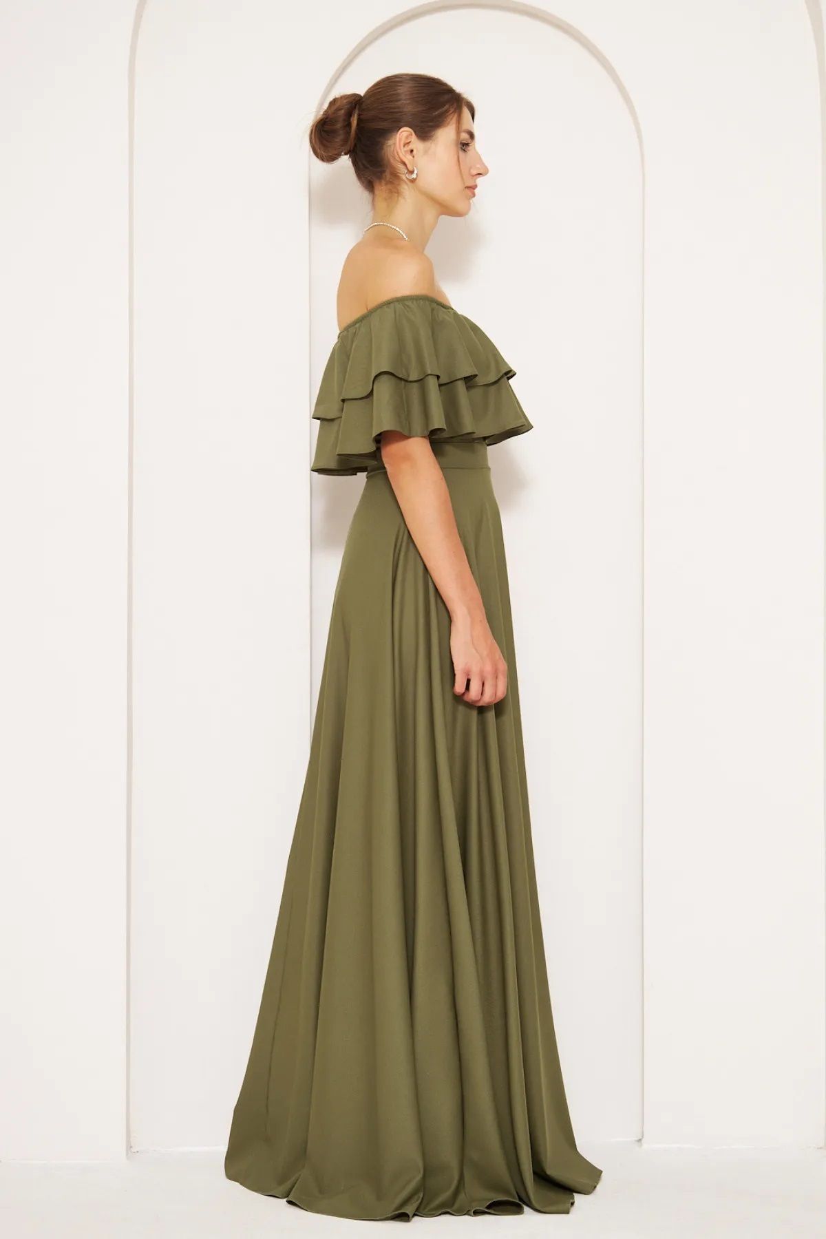 vuvutasarım-Flexibles, trägerloses, khakifarbenes Abendkleid mit Carmenkragen und ausgestelltem Schnitt in Maxilänge aus Atlasstoff 164 6