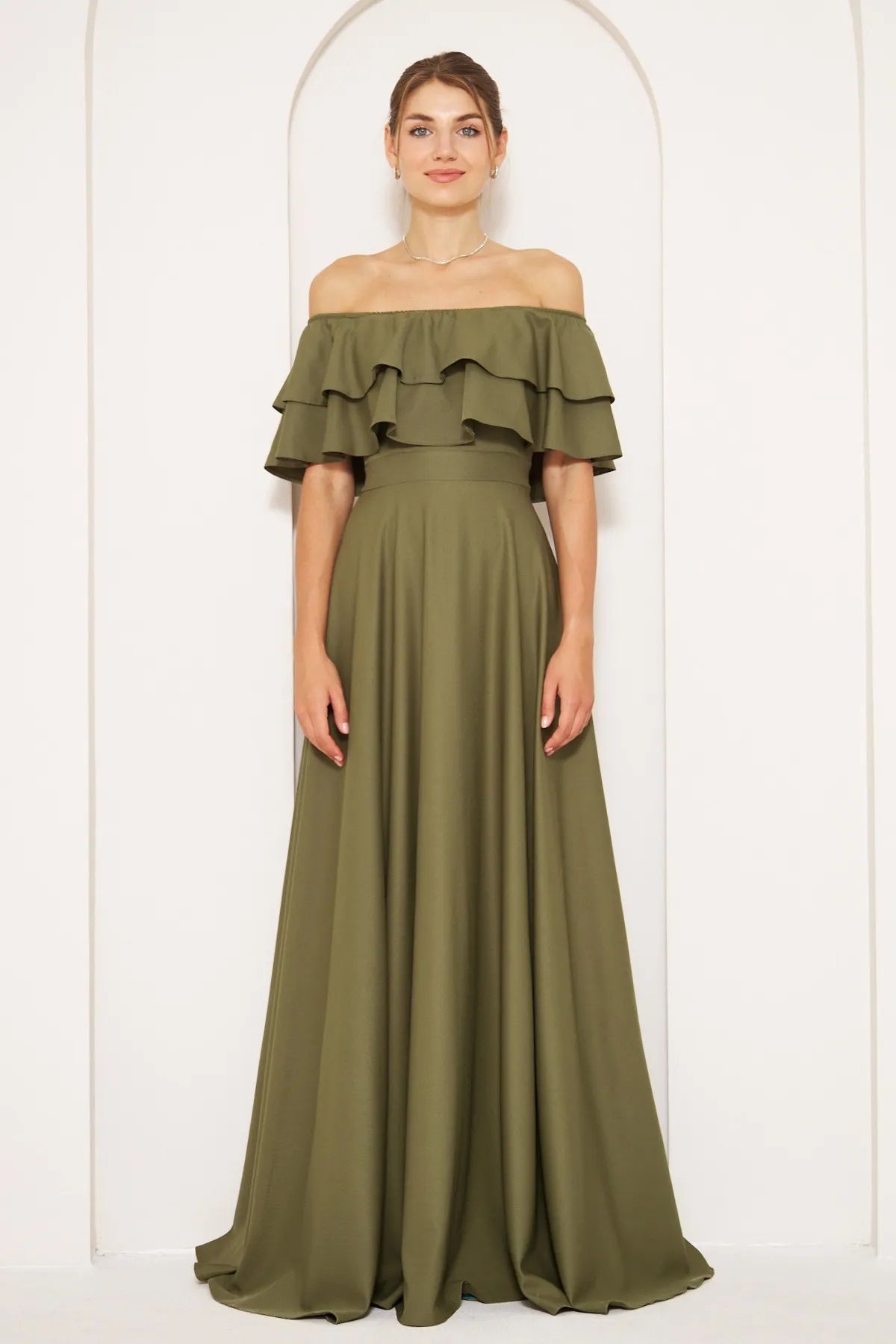 vuvutasarım-Flexibles, trägerloses, khakifarbenes Abendkleid mit Carmenkragen und ausgestelltem Schnitt in Maxilänge aus Atlasstoff 164 1
