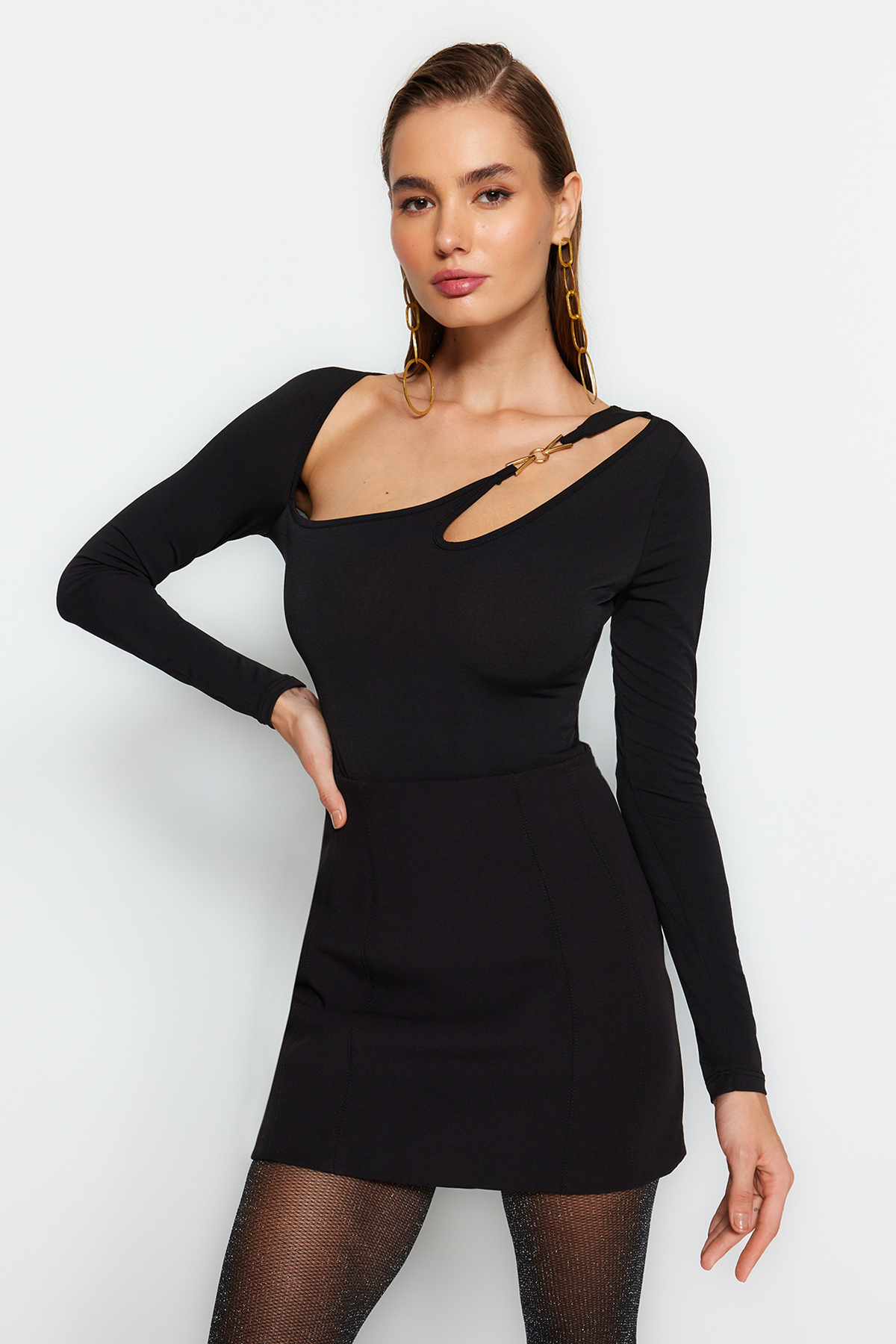 Trendyol Collection Schwarzer Body-Sitting-Strickbody mit Accessoires TPRAW24...