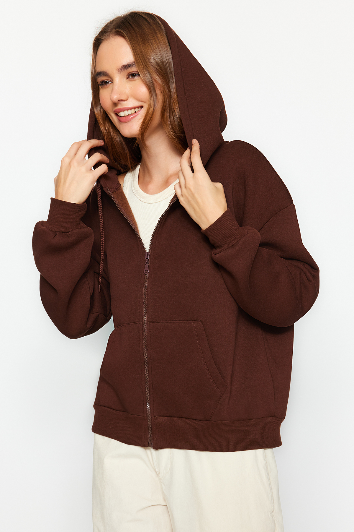 Trendyol Collection Brązowa bluza oversize/wygodny krój basic z kapturem, grubym polarem wewnątrz, dzianinowa bluza TWOAW24SW00188