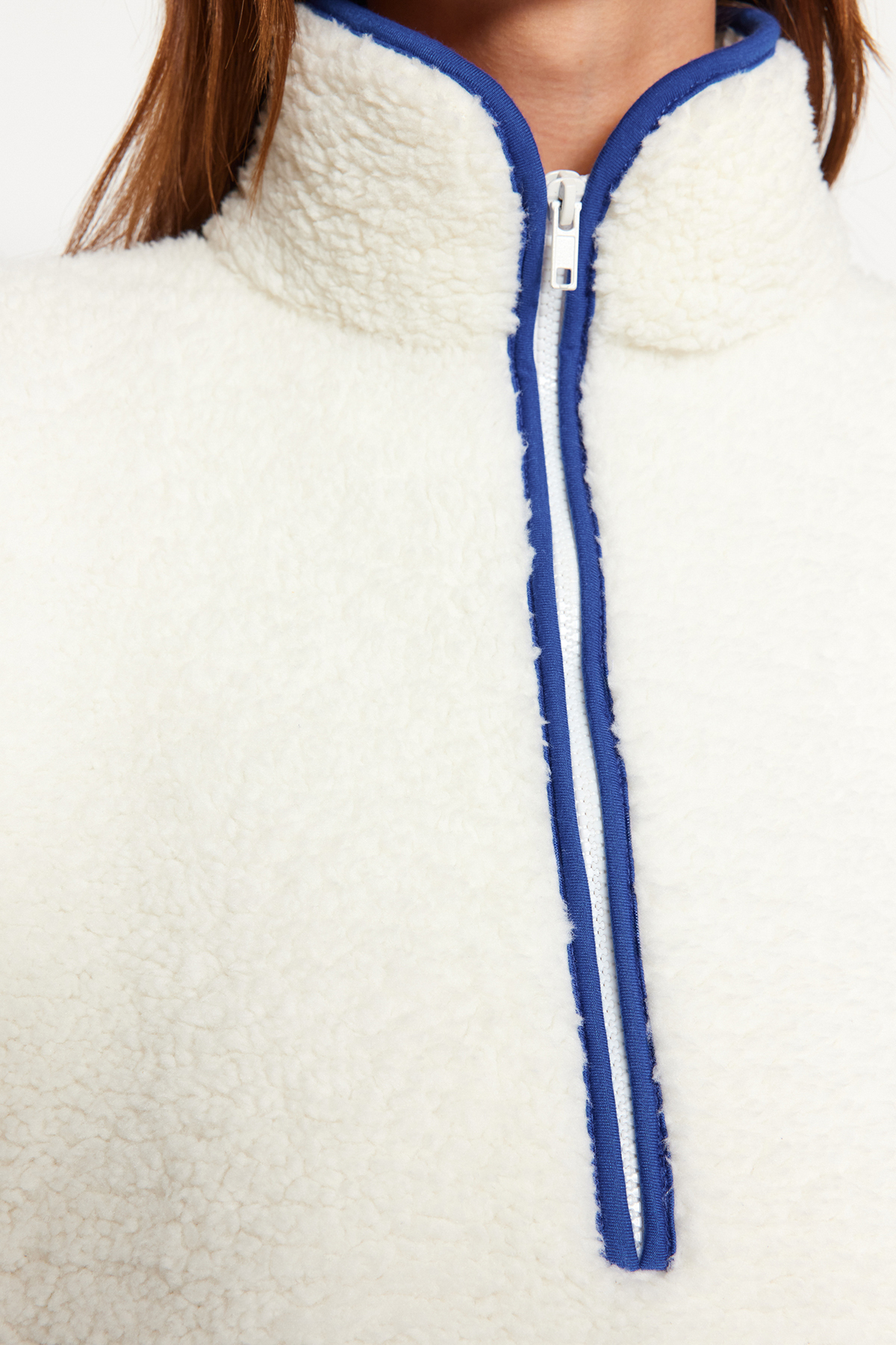 Trendyol Collection Biała pluszowa bluza sportowa z dzianiny THMAW23SW00021