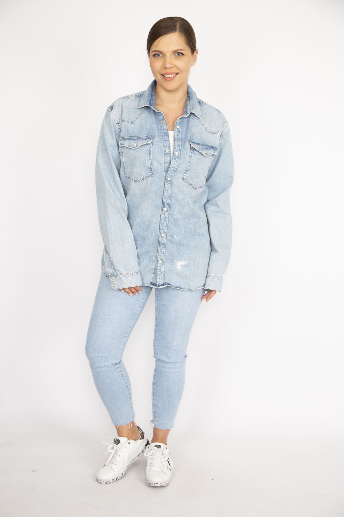 Şans-Blaues Damen-Jeanshemd mit Druckknöpfen in großen Größen 65N36975 4