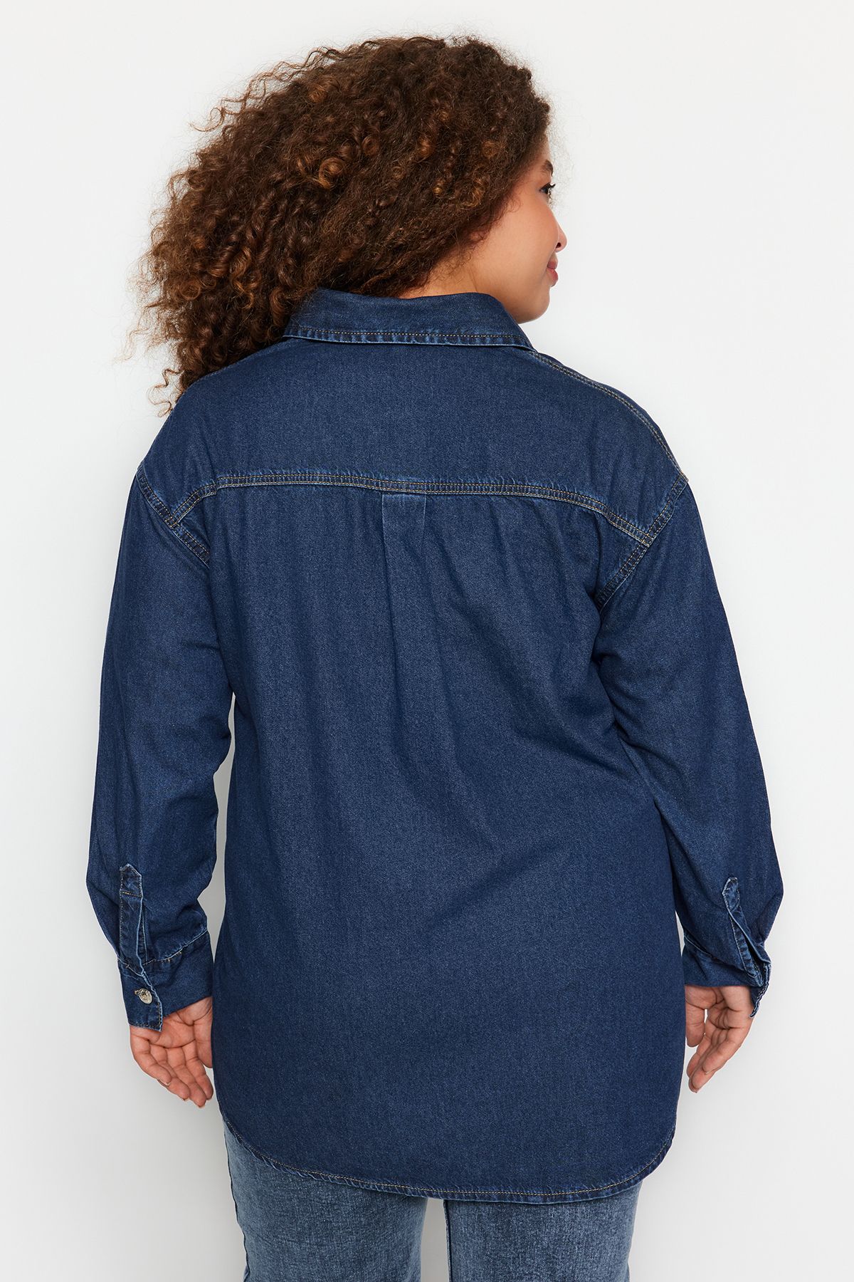 Trendyol Curve-قميص دينم أزرق داكن كبير الحجم TBBAW24AX00016 5