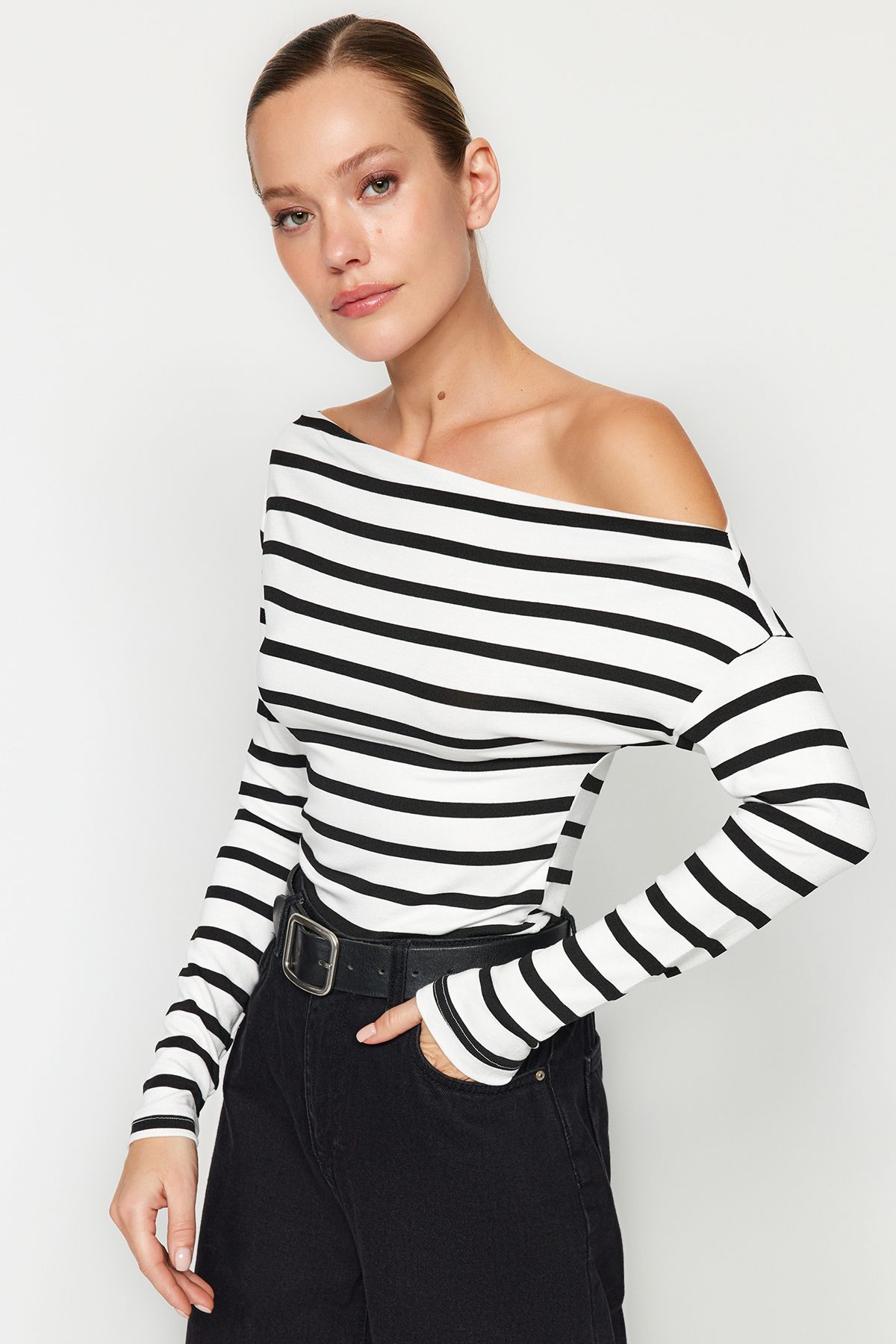 Trendyol Collection-Schwarz-weiß gestreifte, hochwertige, dehnbare Strickbluse aus weichem Stoff mit U-Boot-Ausschnitt und tailliertem Schnitt TWOAW24BZ00227 2